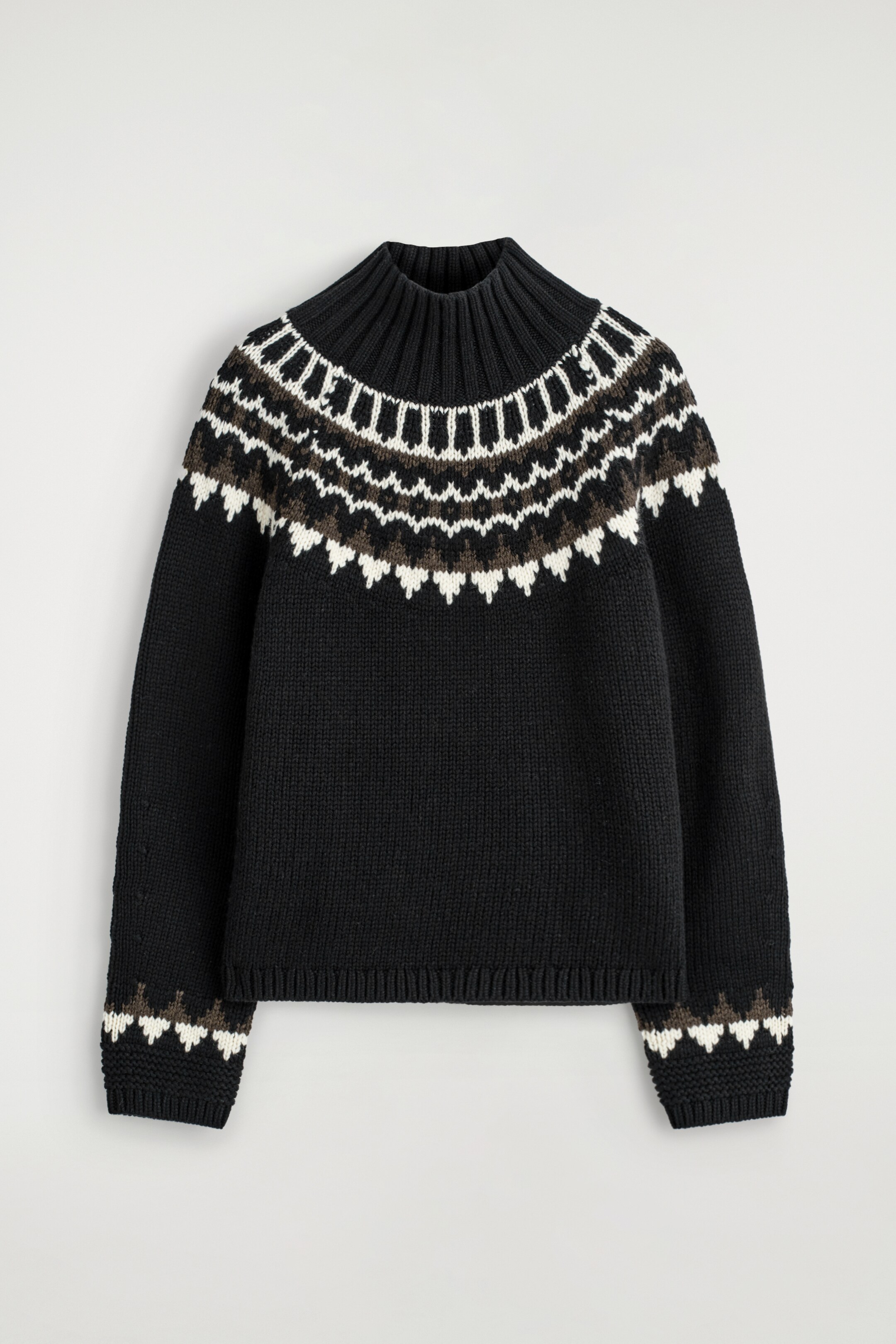 Ver imagem maior: Um jumper preto está a ser apresentado pela FRENTE, com uma gola alta canelada. É adornado com um motivo fairisle refinado em tons de branco e cinza-acastanhado, que aparece à volta da gola e nos punhos canelados. A bainha também é finalizada com um acabamento canelado.