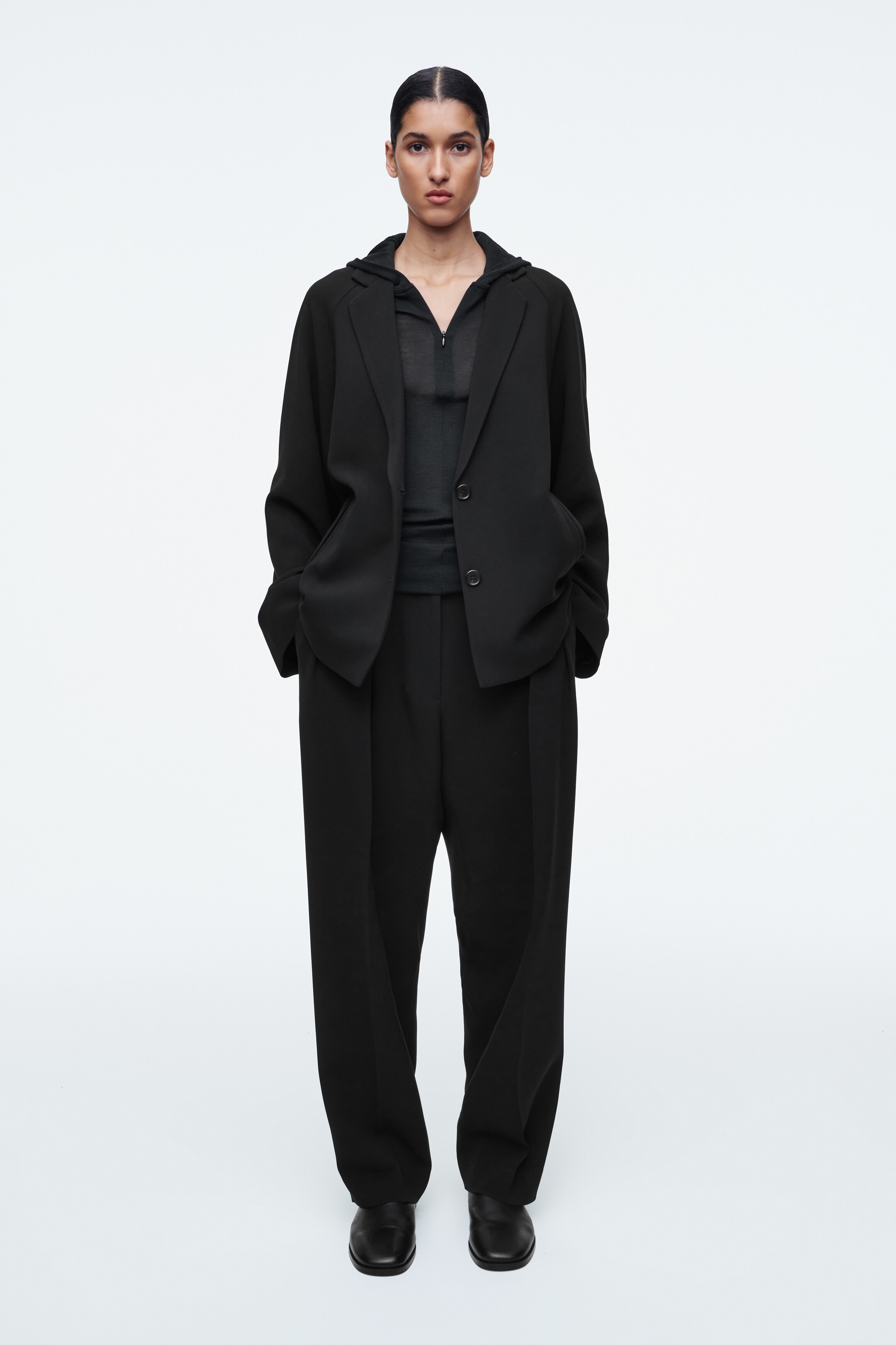 Größeres Bild ansehen: SCHMAL GESCHNITTENER KAPUZENPULLOVER AUS WOLLE - SCHWARZ - Ladies | H&M DE 2