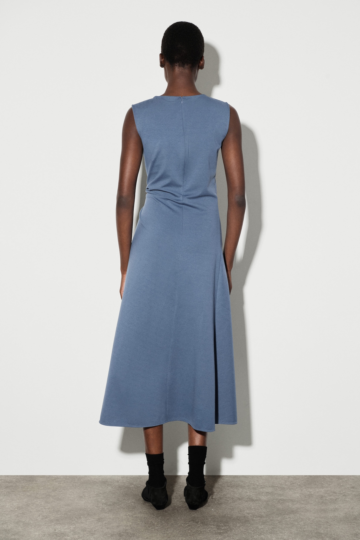TWIST-DETAIL JERSEY MIDI DRESS — BLUE