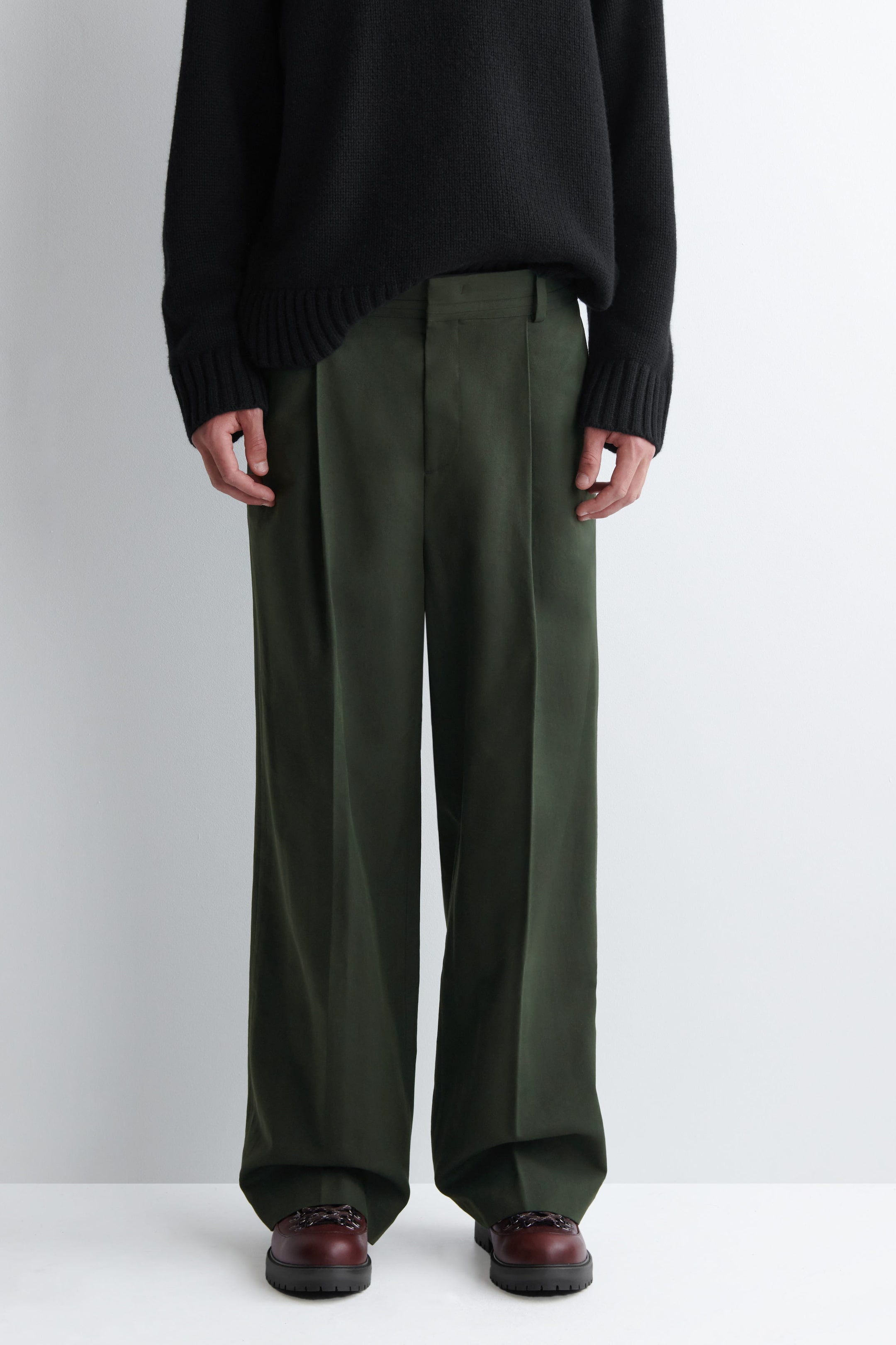 PLEATED WIDE-LEG PANTS