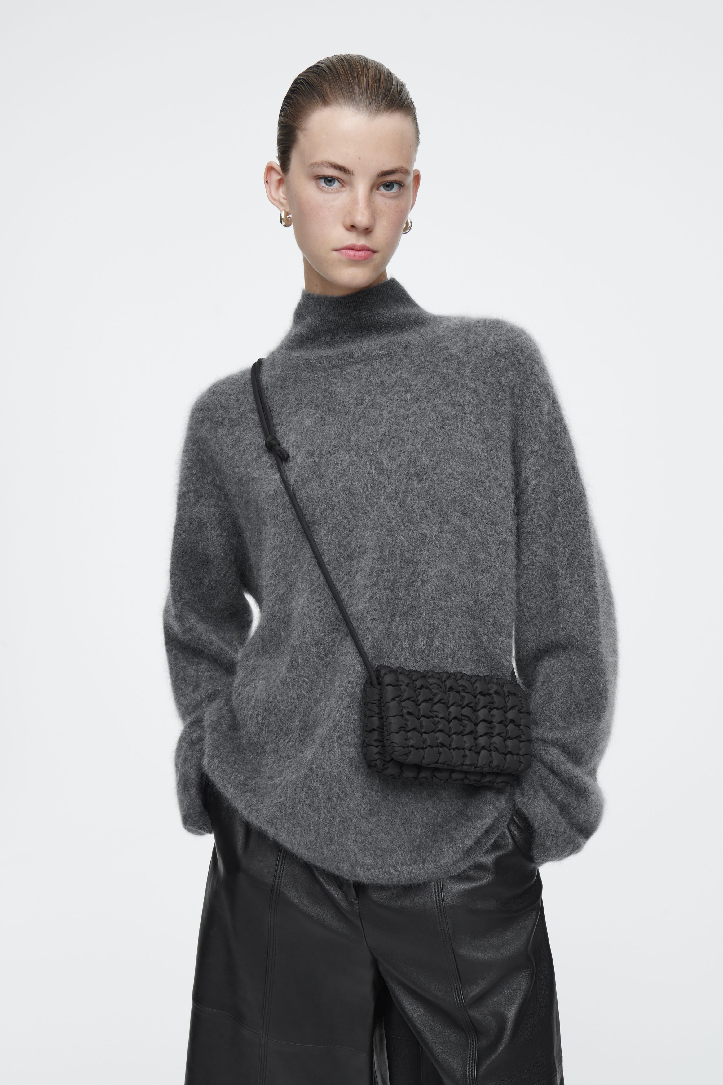 【コス】COS Quilted Messenger Bag ★ショルダーバッグ★ QUILTED CROSSBODY MESSENGER BAG - BLACK | COS