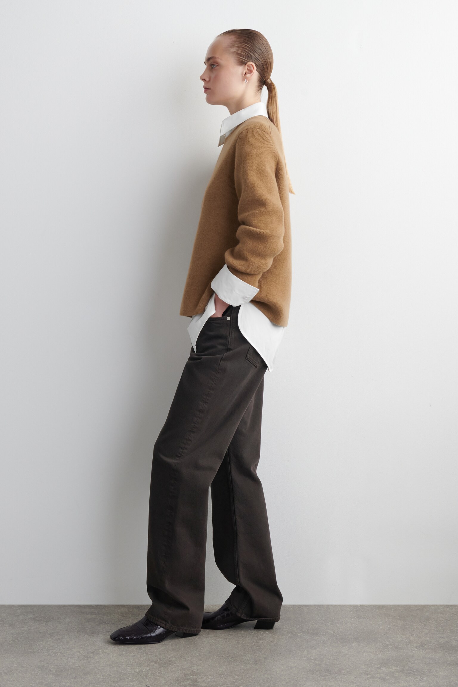 MERINO VLNENÝ SVETER S OKRÚHLYM VÝSTRIHOM - HNEDÁ/ČIERNA - 4