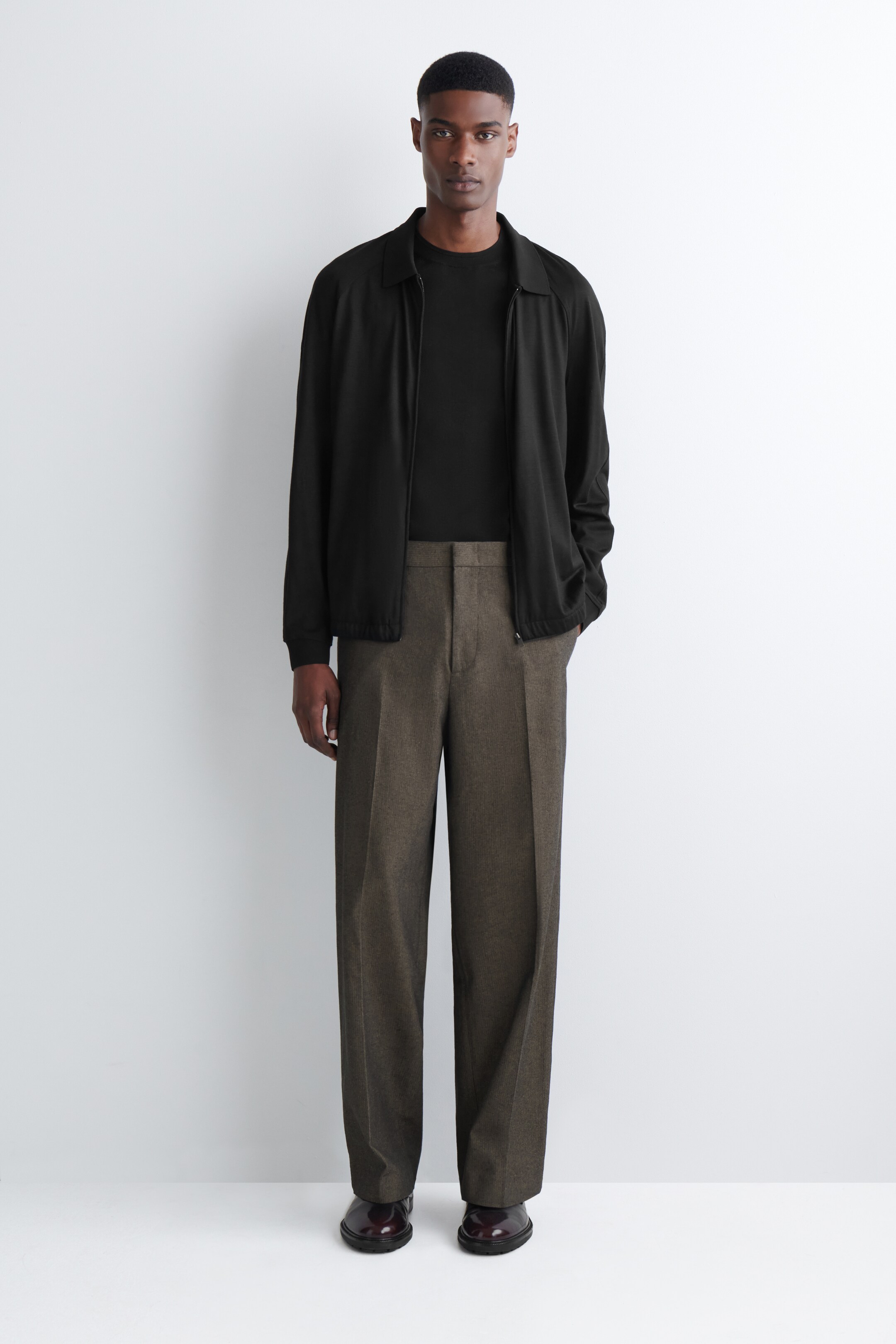 Ver imagen más grande: HERRINGBONE OVERSIZED WIDE-LEG TROUSERS - MARRÓN OSCURO - HOMBRE | H&M ES 1