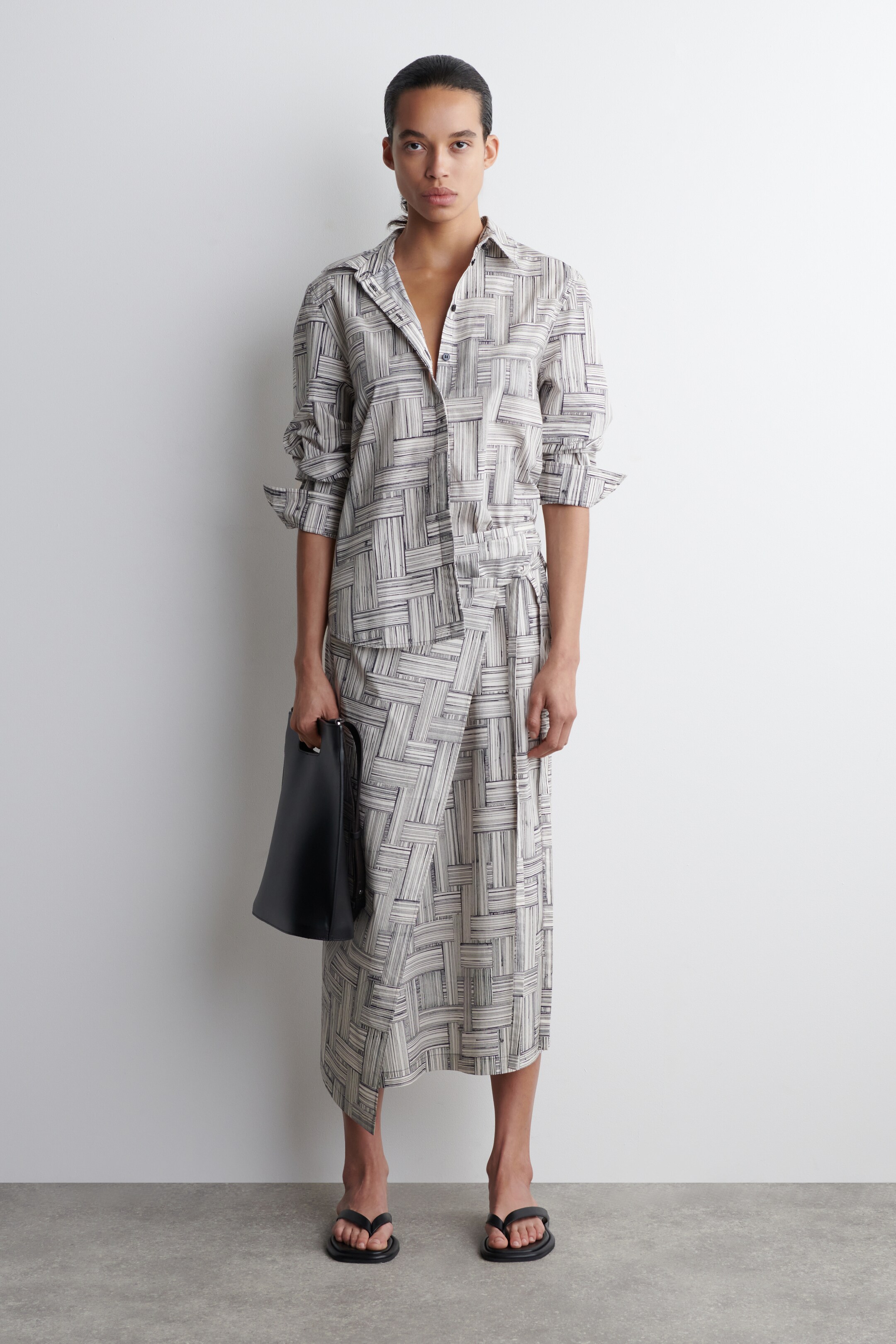 Grotere afbeelding bekijken: BEDRUKT KATOENEN HEMD - ECRU / NAVY / GEPERST - DAMES | H&M BE 2