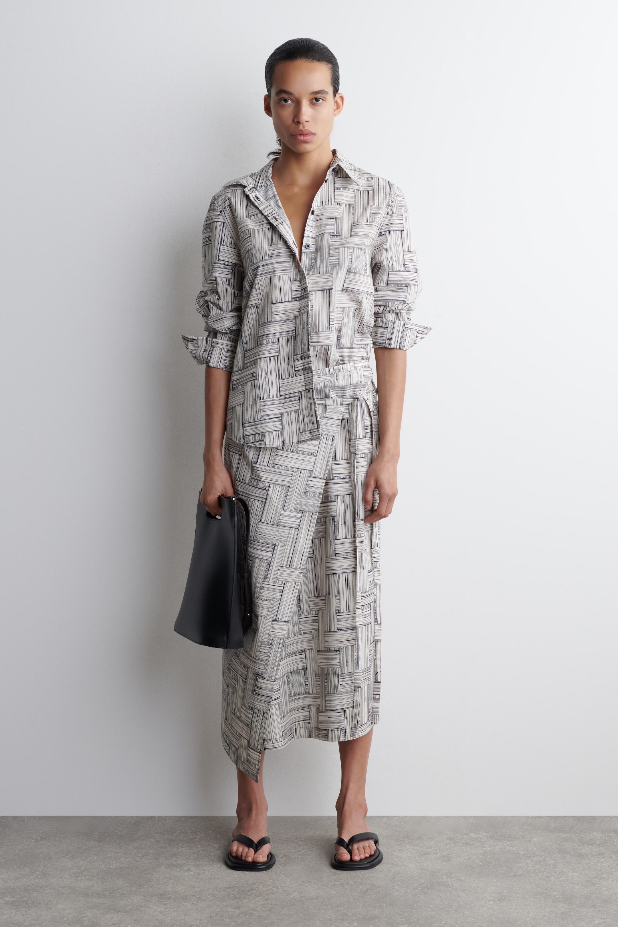 Se større billede: PRINTET BOMULDSKJORTE - ECRU / MARINEBLÅ / PRINT - DAME | H&M DK 2