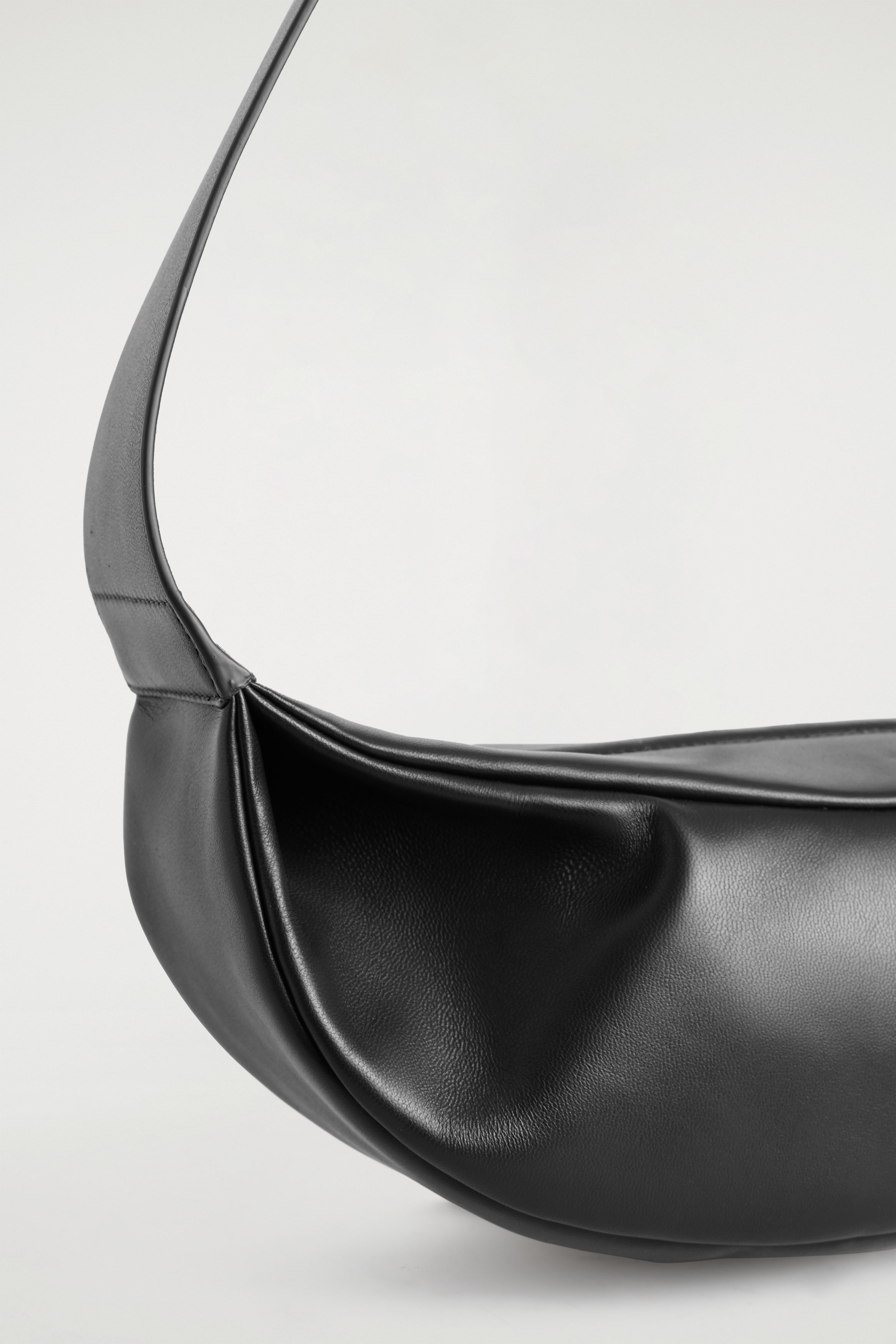 COS / ブラックレザー スリングバッグ SWING CROSSBODY BAG - LEATHER - BLACK | COS