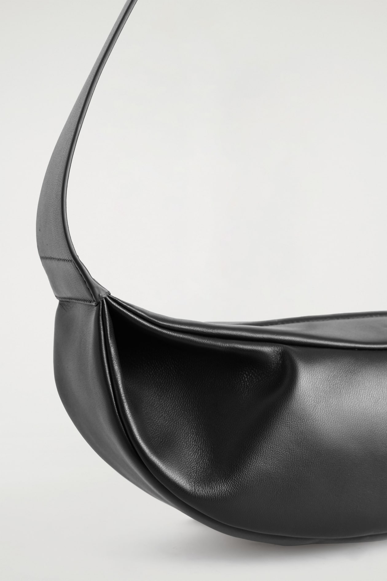 SWING CROSSBODY BAG - LEATHER — Black