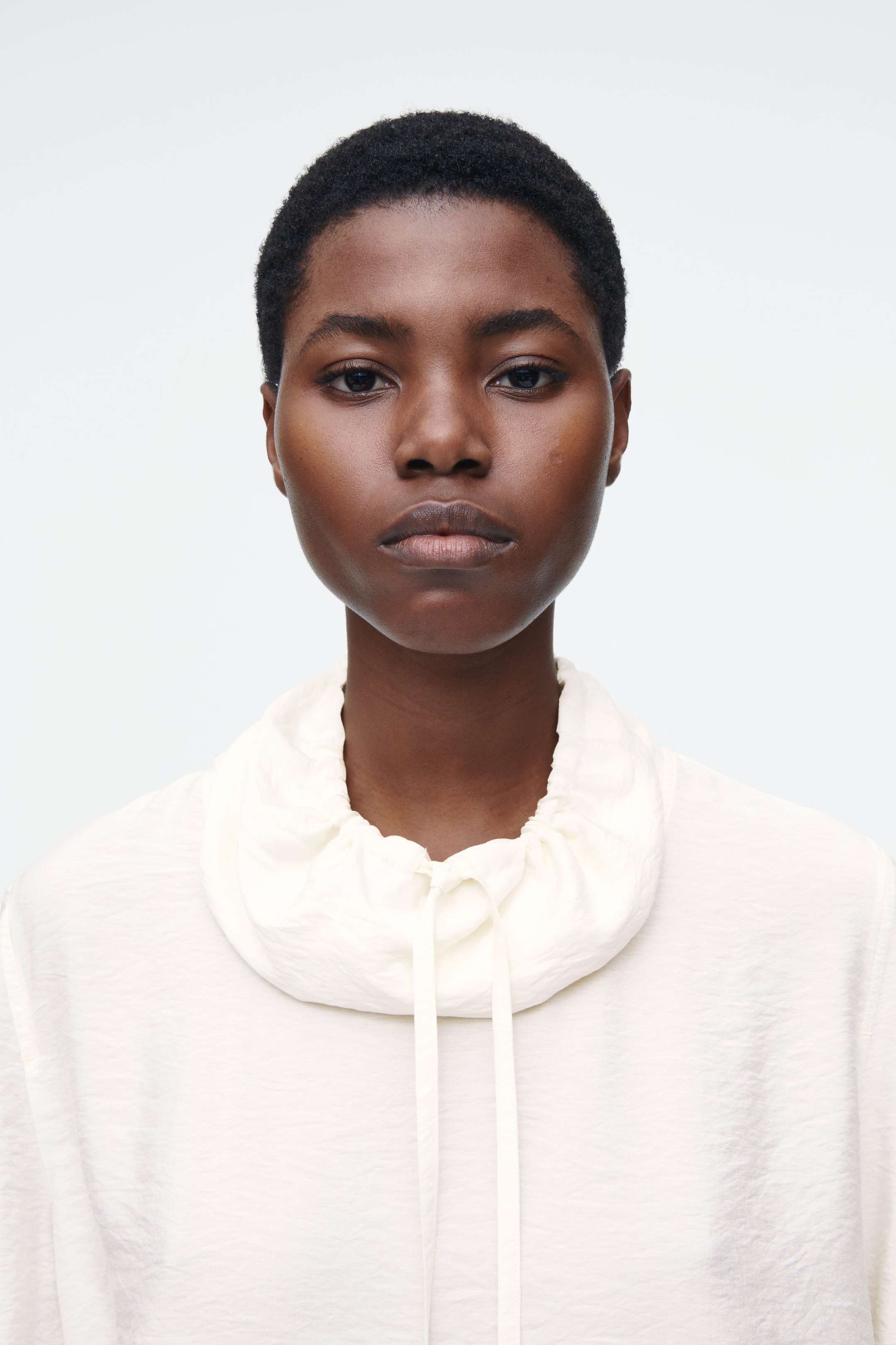 BLUSA CON CUELLO DE EMBUDO Y CORDÓN DE AJUSTE