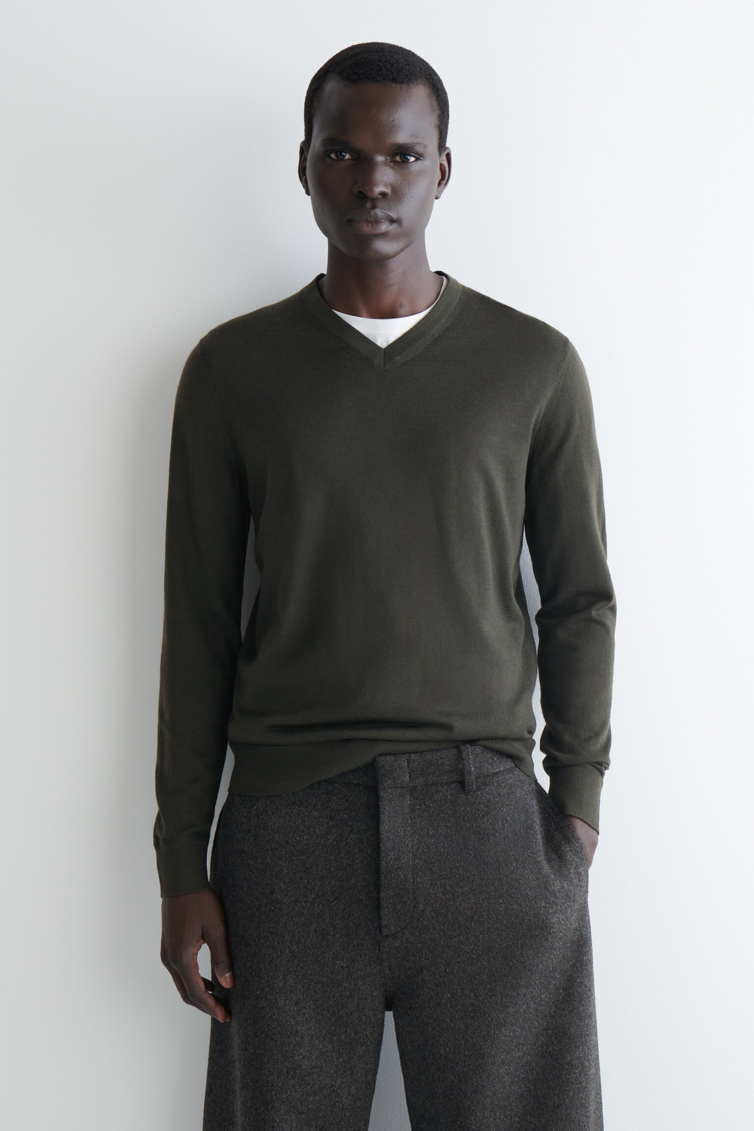 JERSEY DE LANA MERINO CON CUELLO DE PICO - VERDE OSCURO/NEGRO