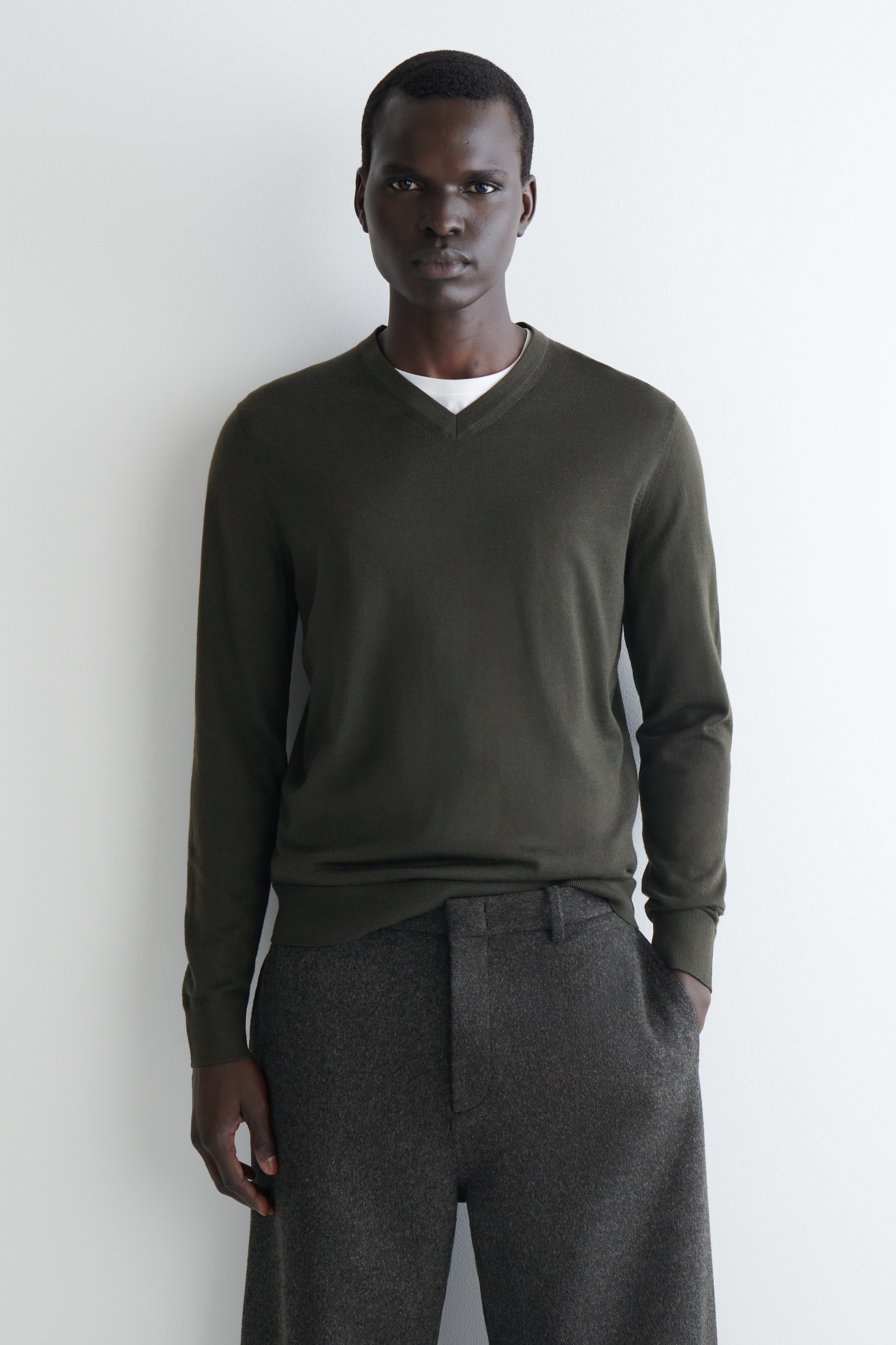 Ver imagen más grande: JERSEY DE LANA MERINO CON CUELLO DE PICO - VERDE OSCURO - HOMBRE | H&M ES 1