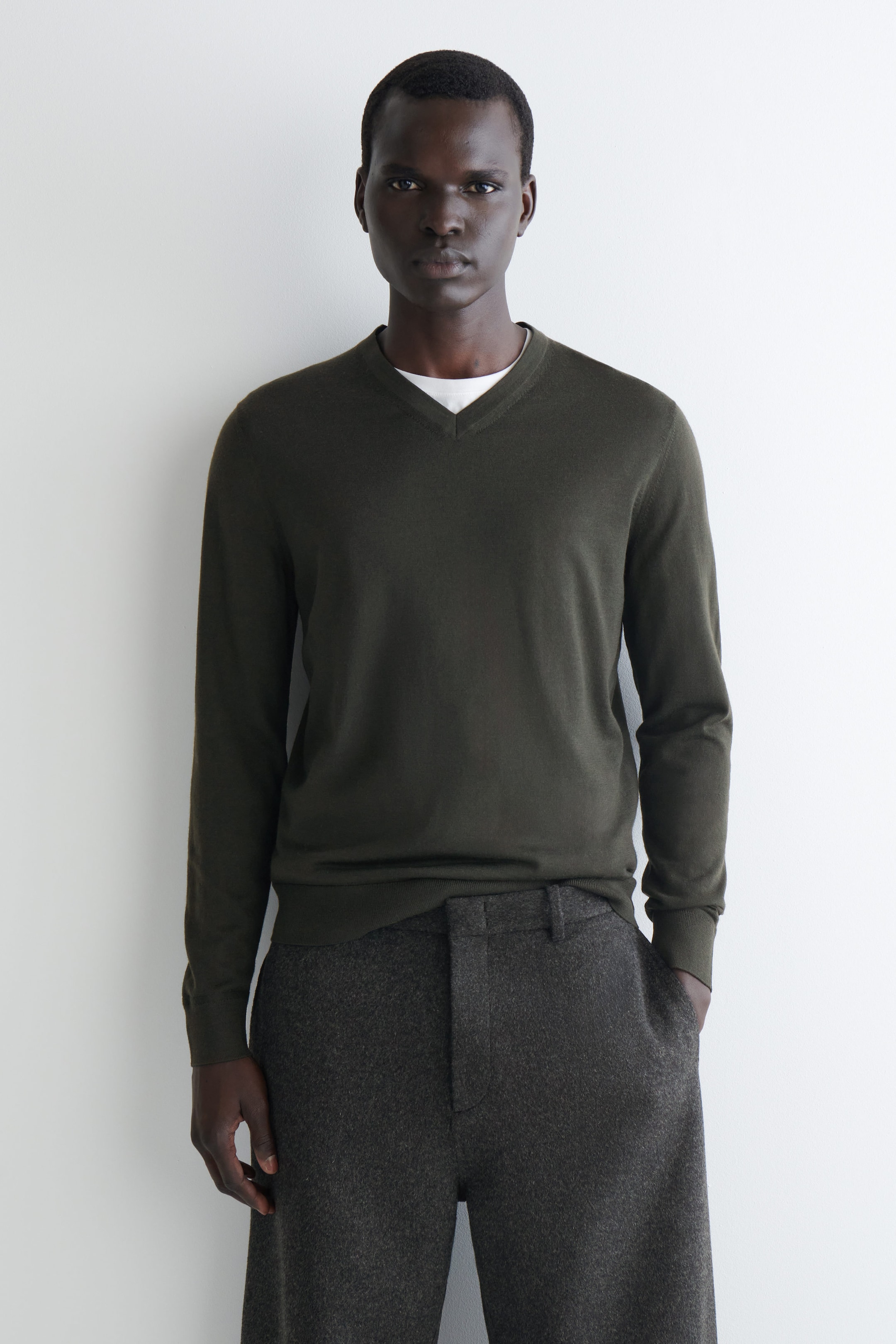 SLIM MERINO WOOL V-NECK SWEATER