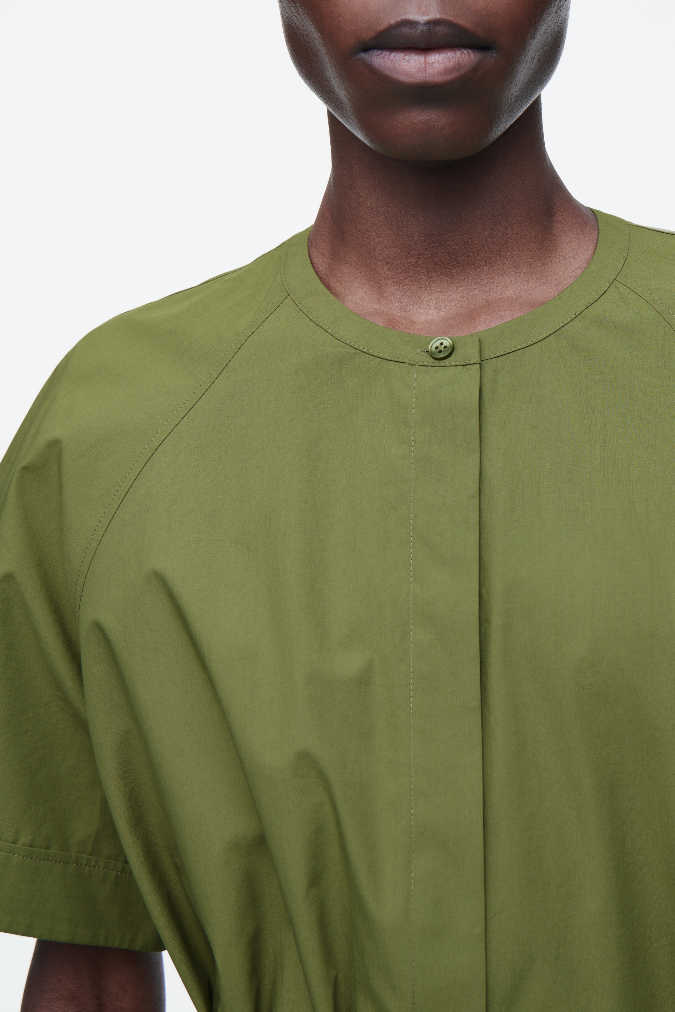 Visa större bild: MIDIKLÄNNING I BOMULL MED RAGLANÄRM - KHAKI - DAM | H&M SE 5