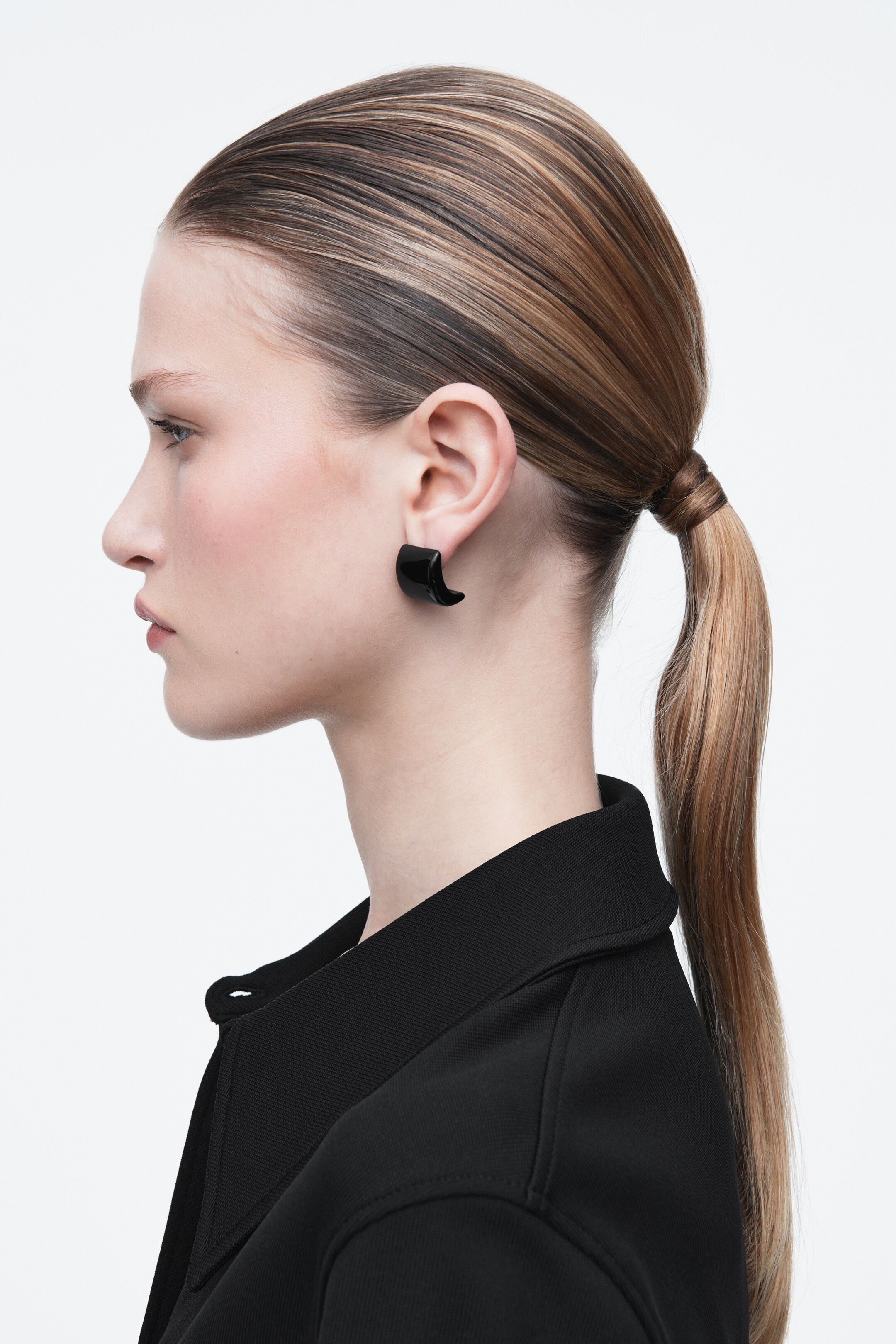 Visa större bild: OMAKA STIFTÖRHÄNGEN - SVART - DAM | H&M SE 2