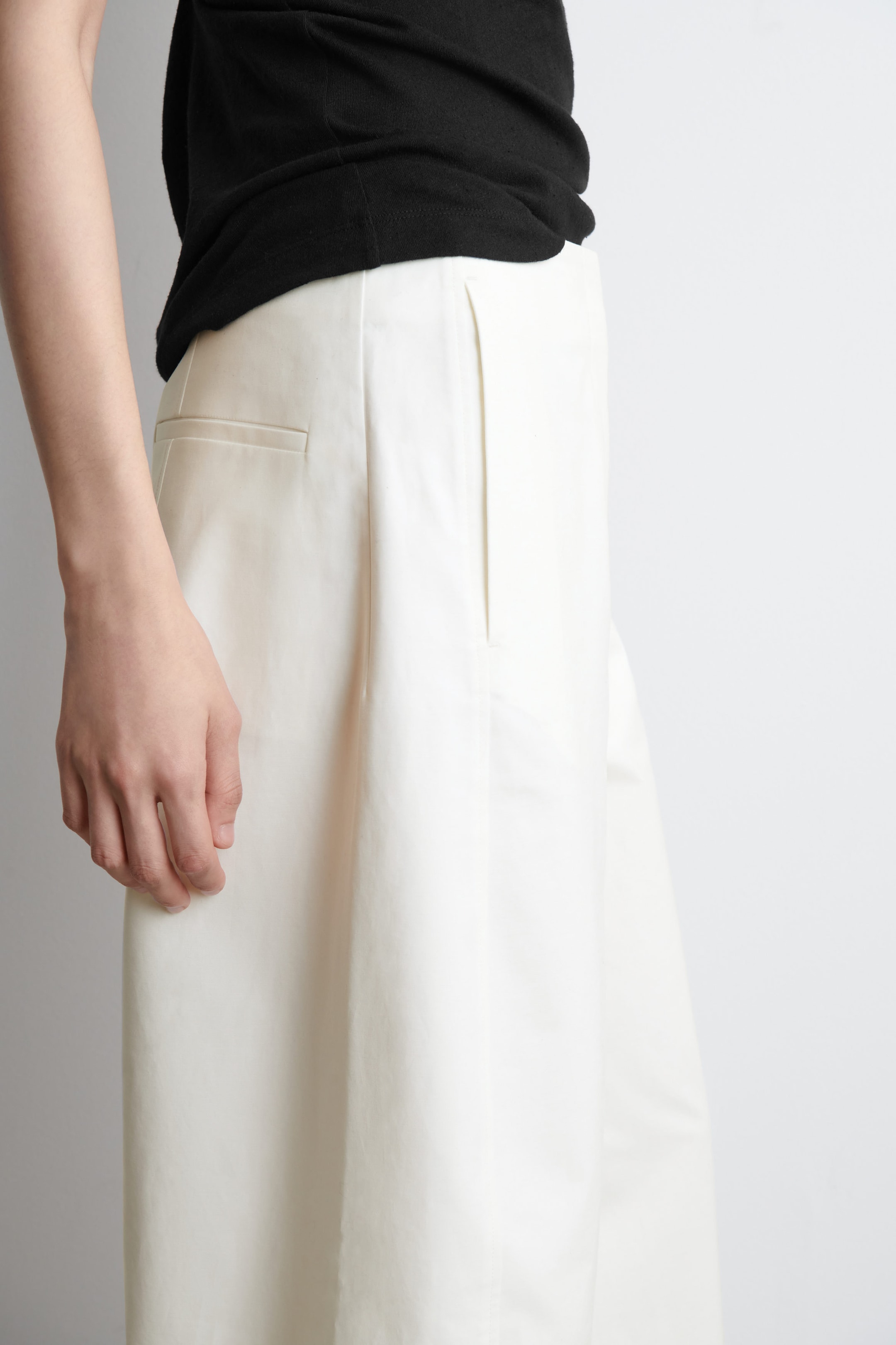 CROPPED BARREL-LEG COTTON TROUSERS