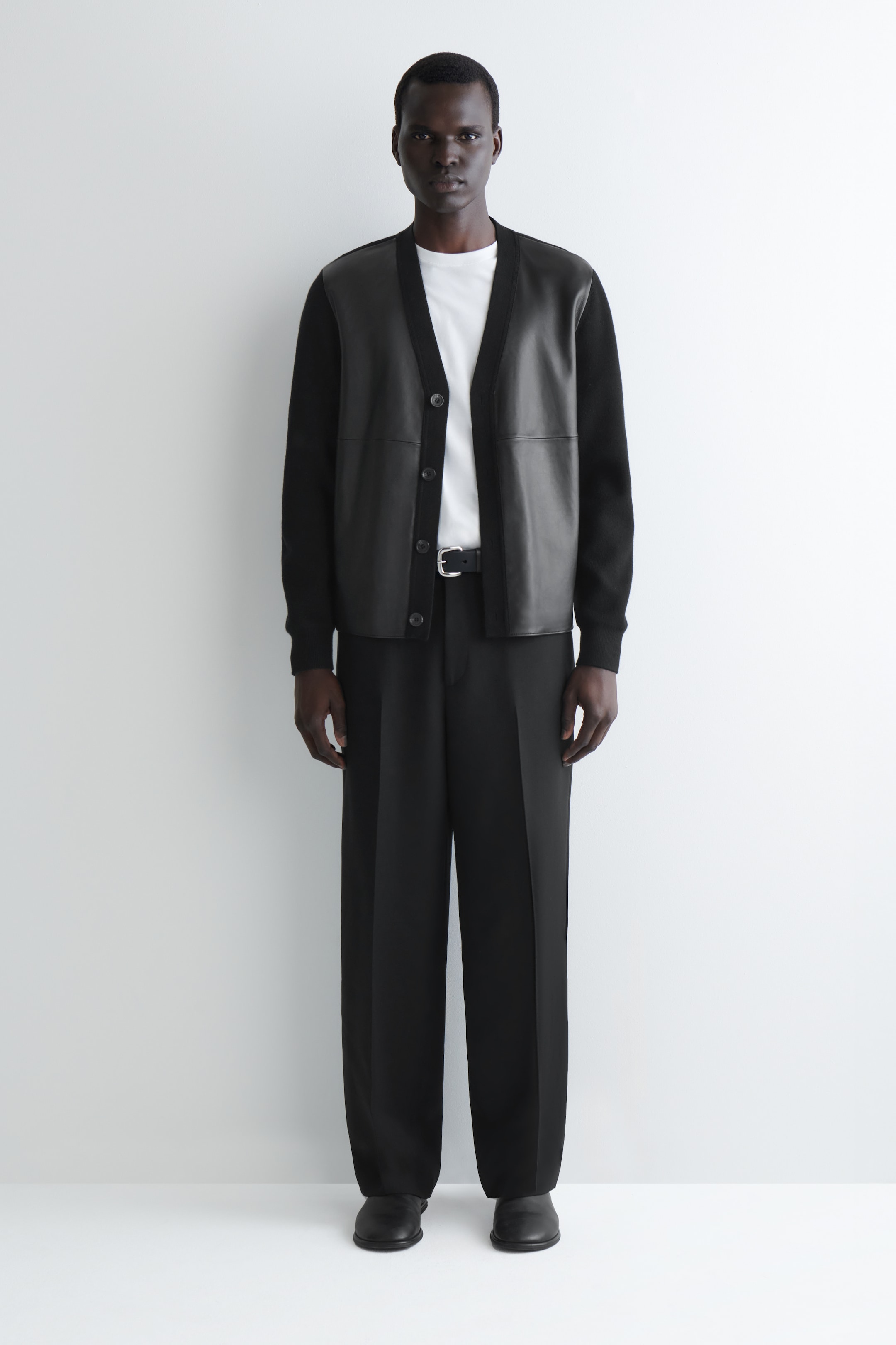Grösseres Bild ansehen: STRICKJACKE AUS WOLLE MIT LEDERDETAILS - SCHWARZ - HERREN | H&M CH 2