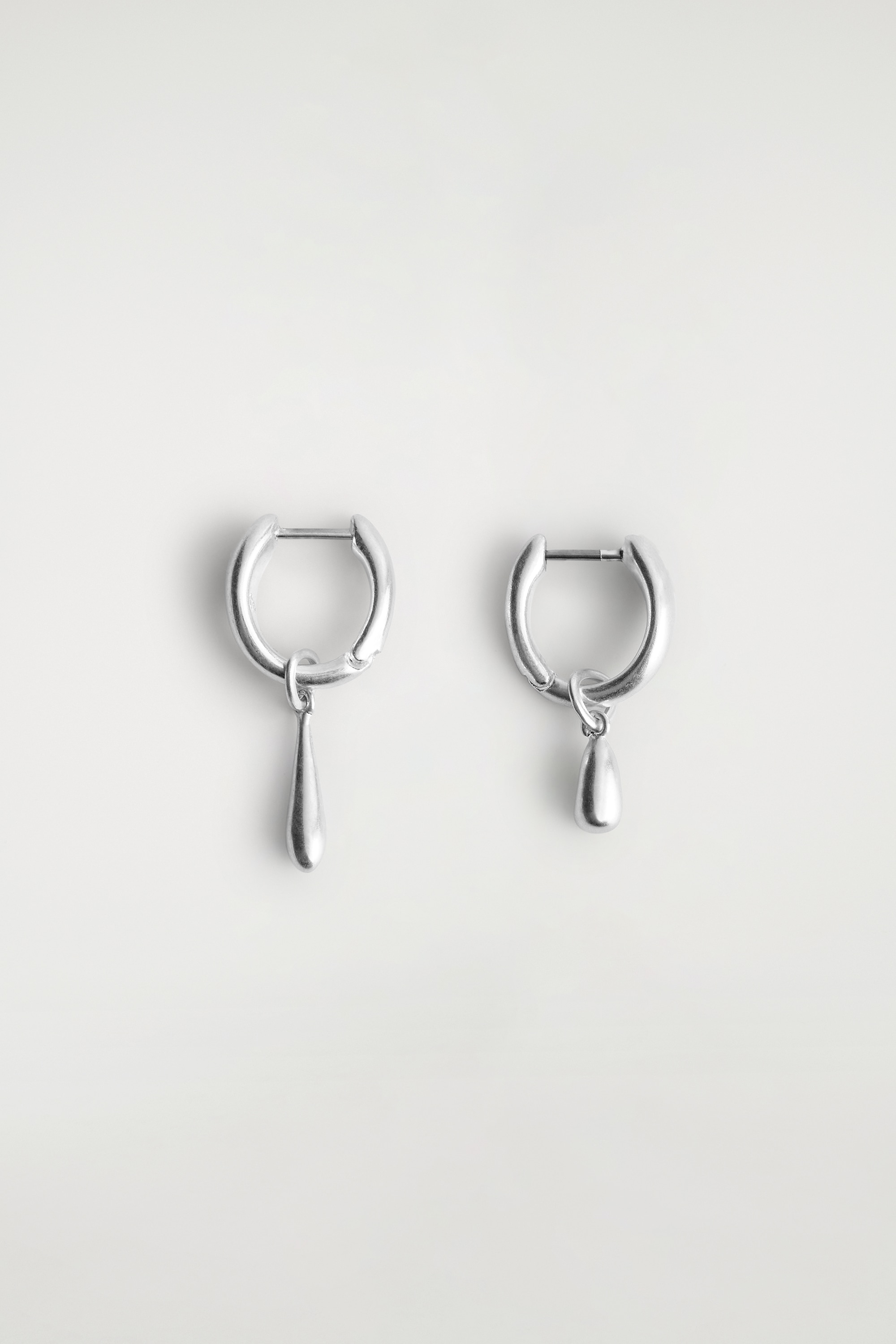 MISMATCHED TEARDROP HOOP EARRINGS - כסף