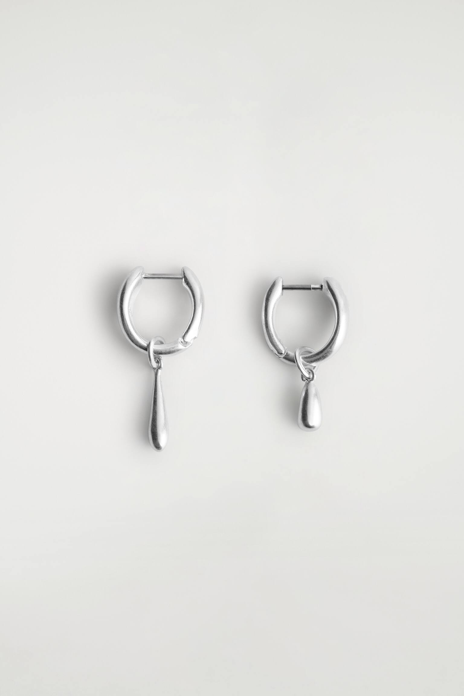 MISMATCHED TEARDROP HOOP EARRINGS - כסף - 1