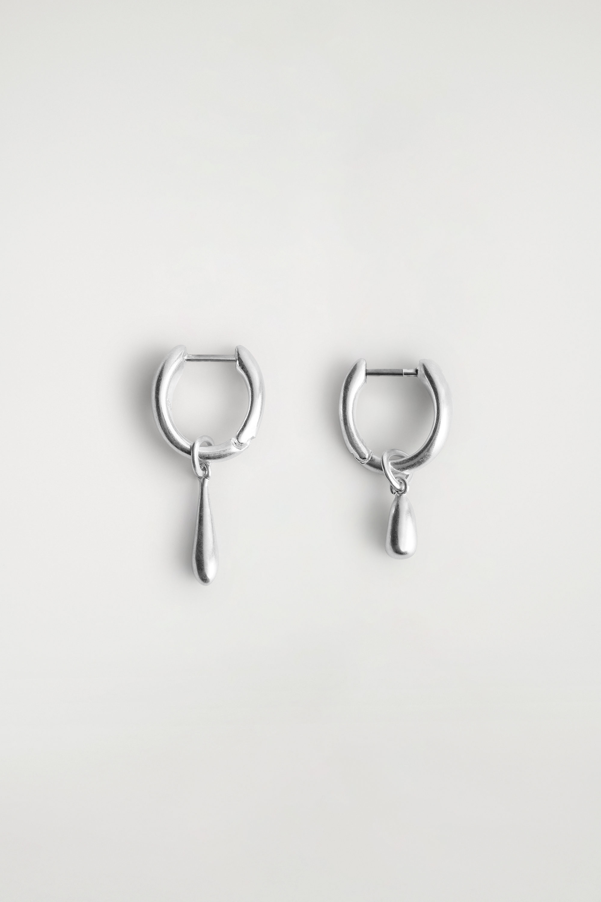 MISMATCHED TEARDROP HOOP EARRINGS - thumbnail 4