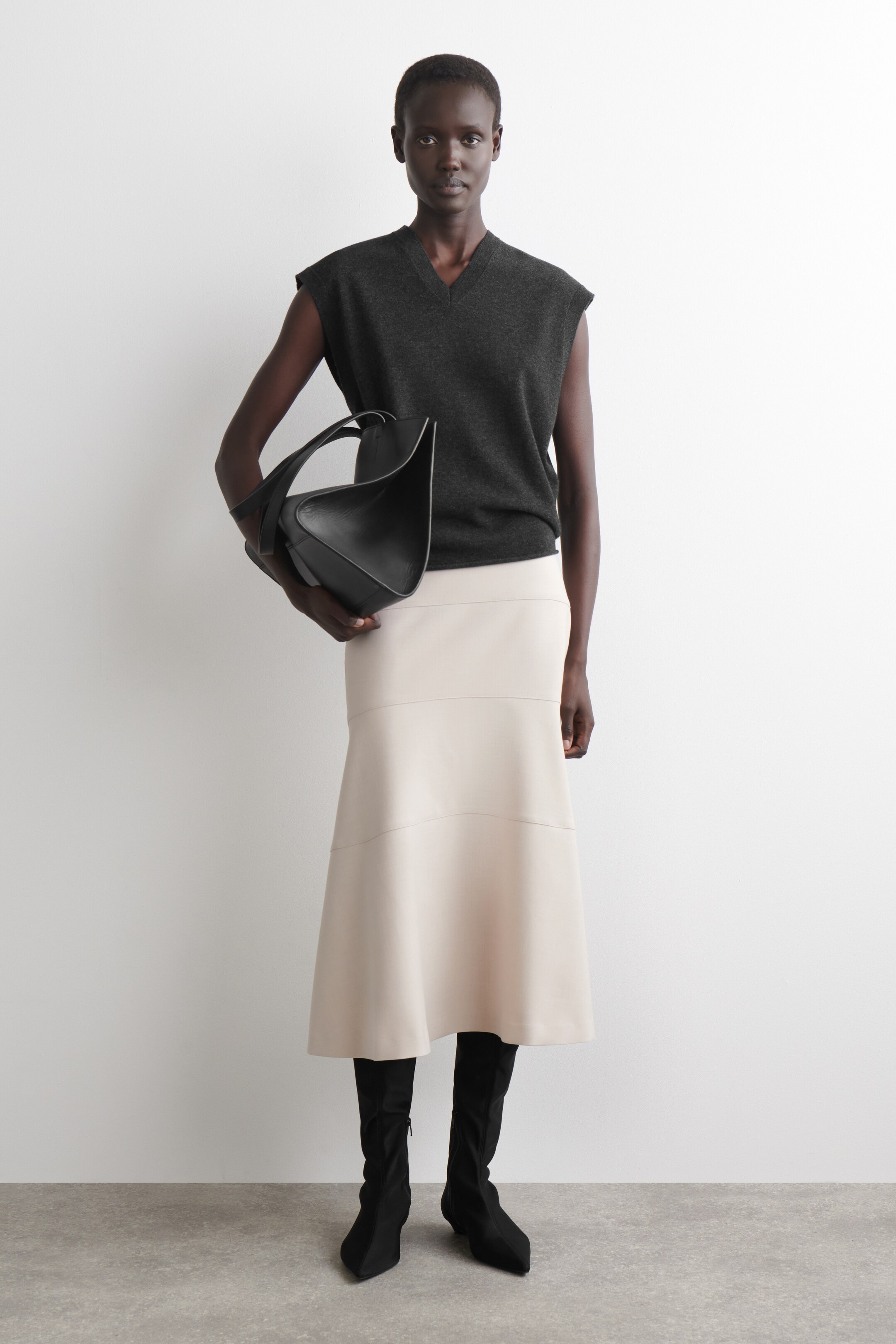 Ver imagem maior: SAIA MIDI CURVA EM A - BEGE CLARO - SENHORA | H&M PT 1