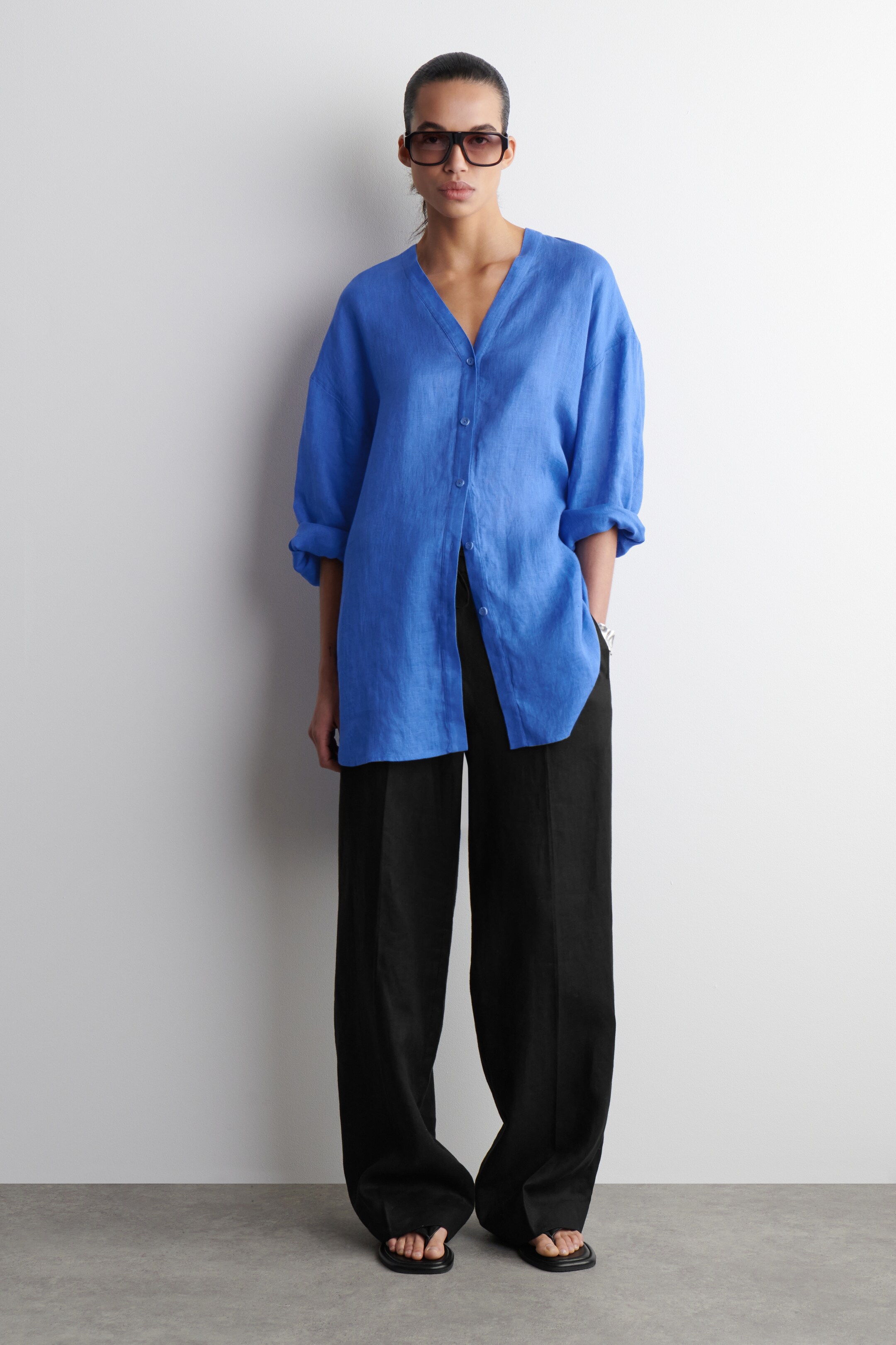 Zobrazit větší obrázek: OVERSIZED LÍNOVÁ KOŠILE S V-VÝSTŘIHEM - MODRÁ - ŽENY | H&M CZ 3