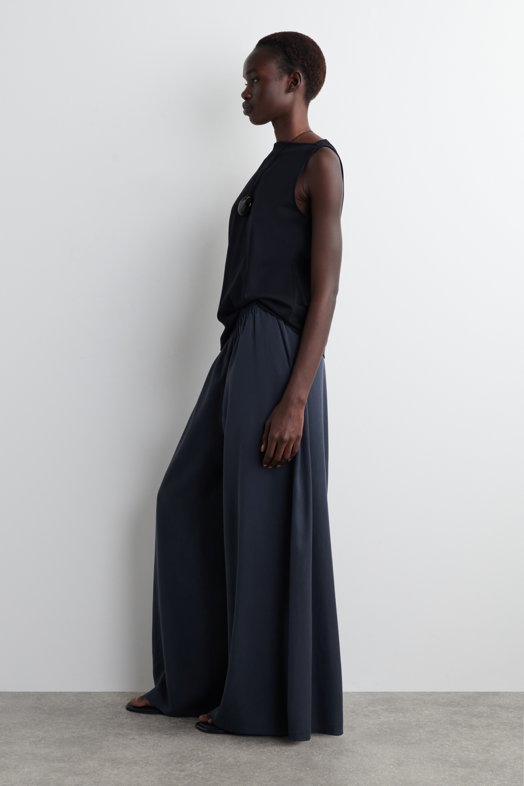 Ver imagen más grande: PANTALONES PALAZZO DE SARGA - AZUL MARINO - MUJER | H&M ES 2