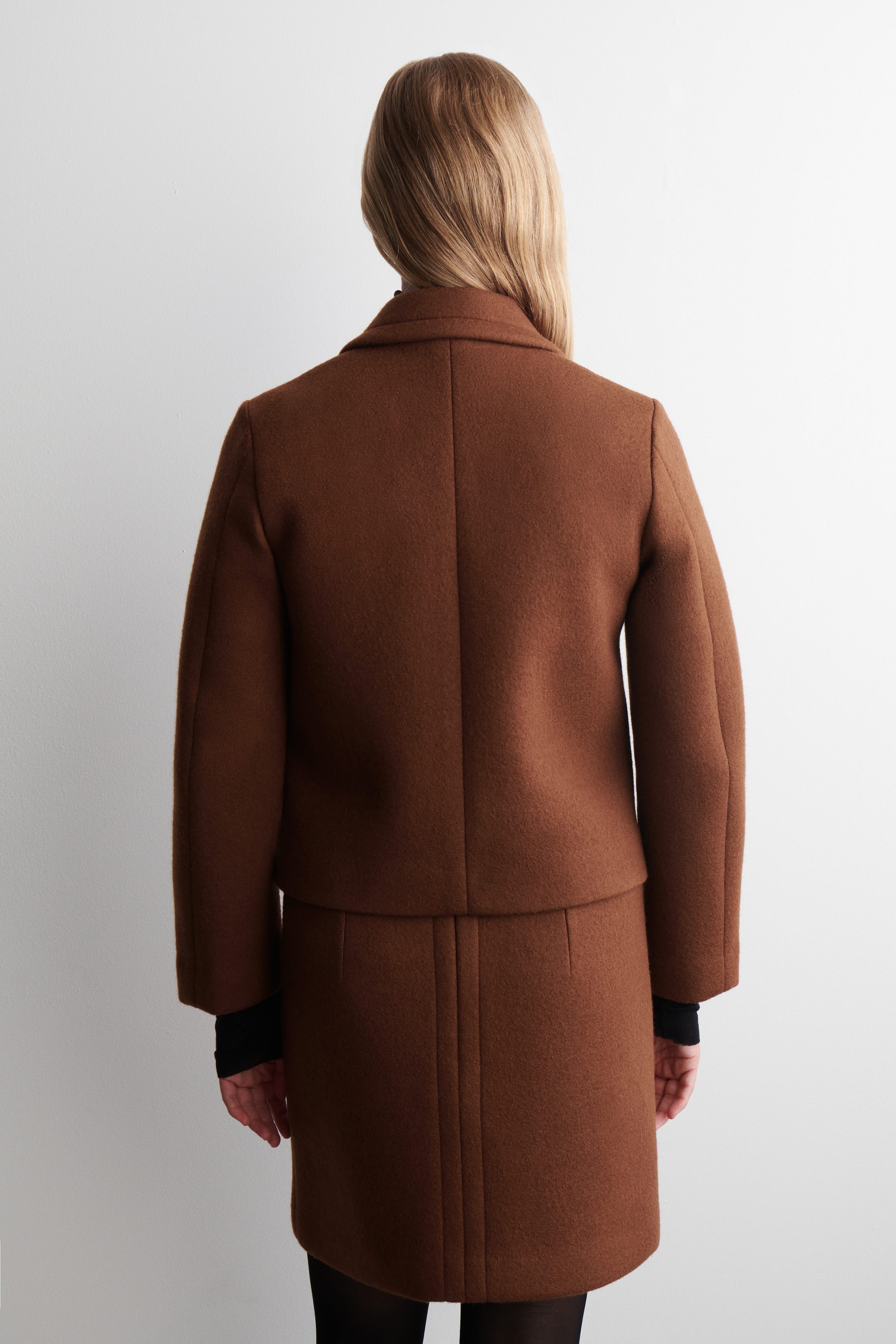 BLAZER DE LANA CROPPED CON BOTONADURA CRUZADA