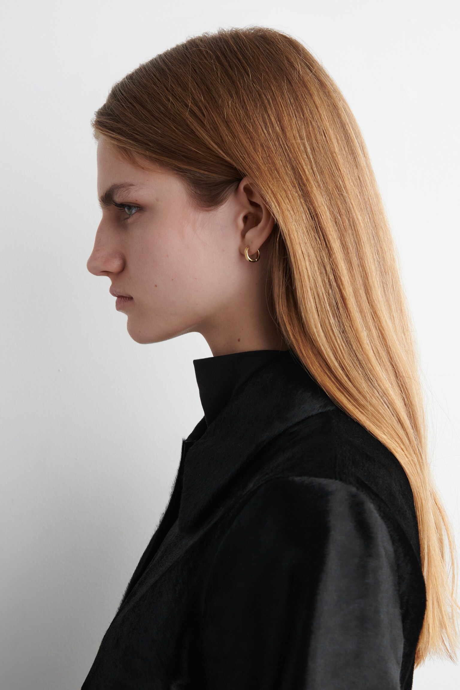 SCULPTED MINI HOOP EARRINGS - GOLD - 3