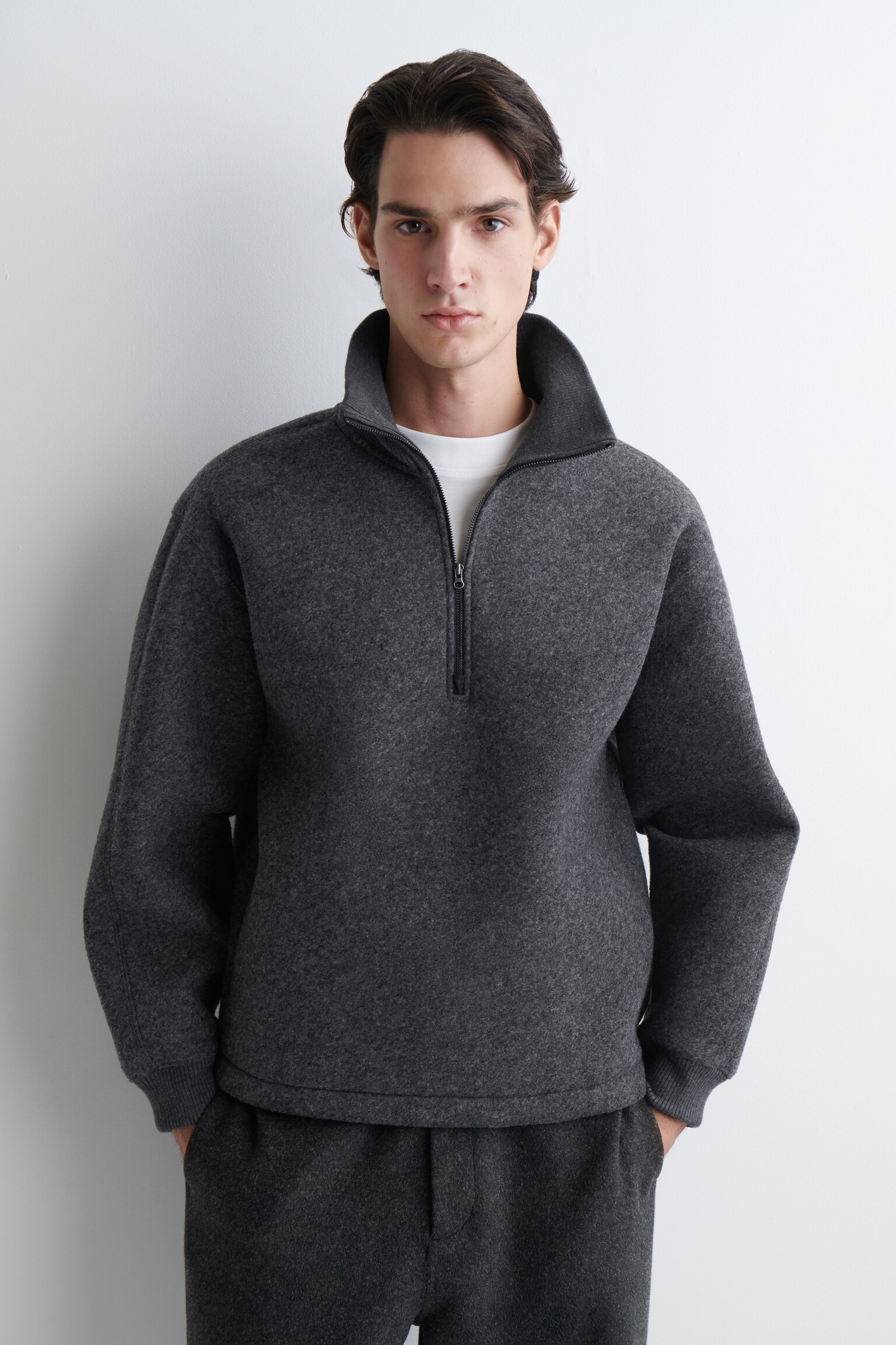 PULL OVERSIZE À COL CHEMINÉE EN SCUBA FEUTRÉ - CHARBON