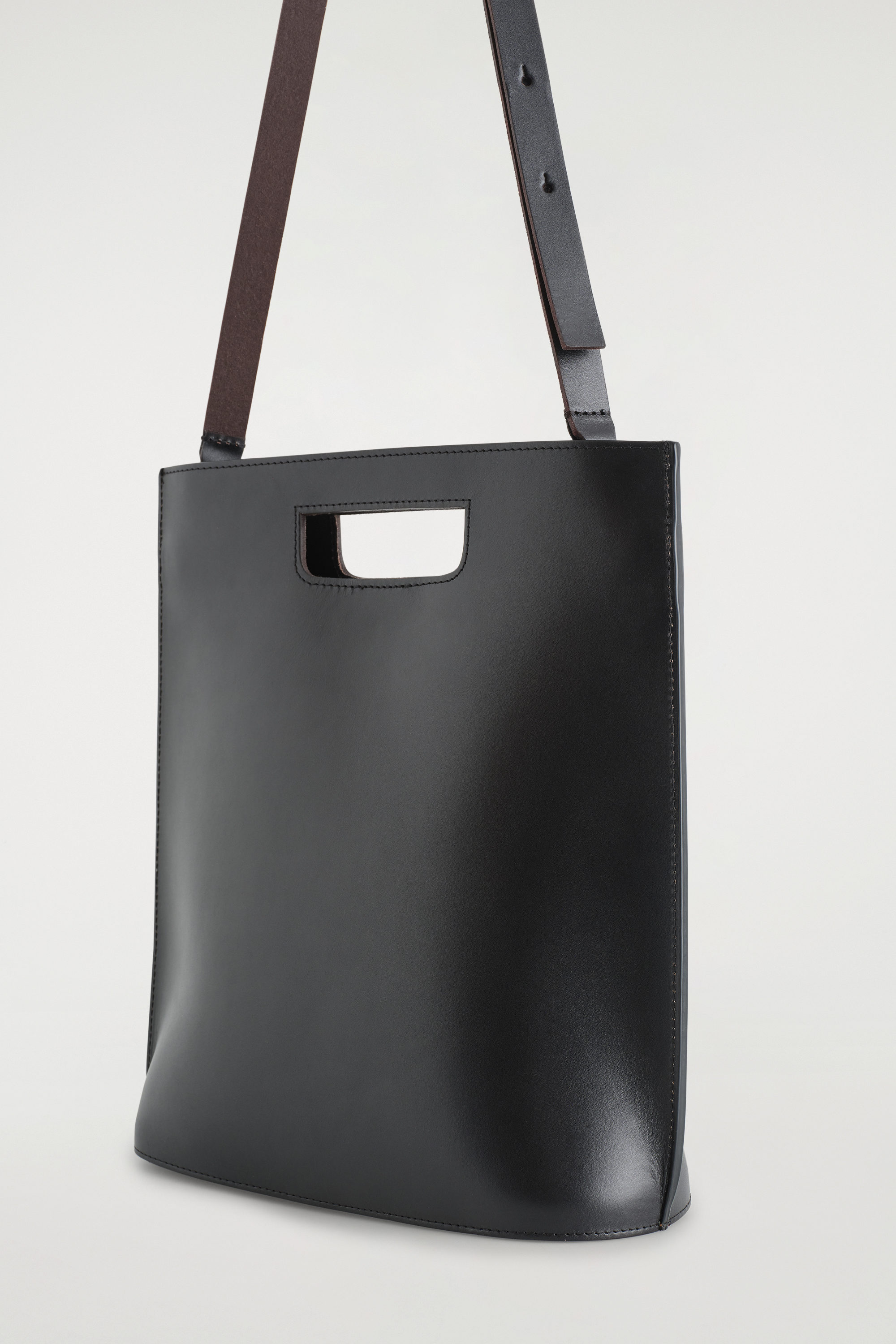 【美品】COS Folio Bag - ダークブラウン ショルダーバッグ FOLIO BAG - LEATHER - BLACK | COS