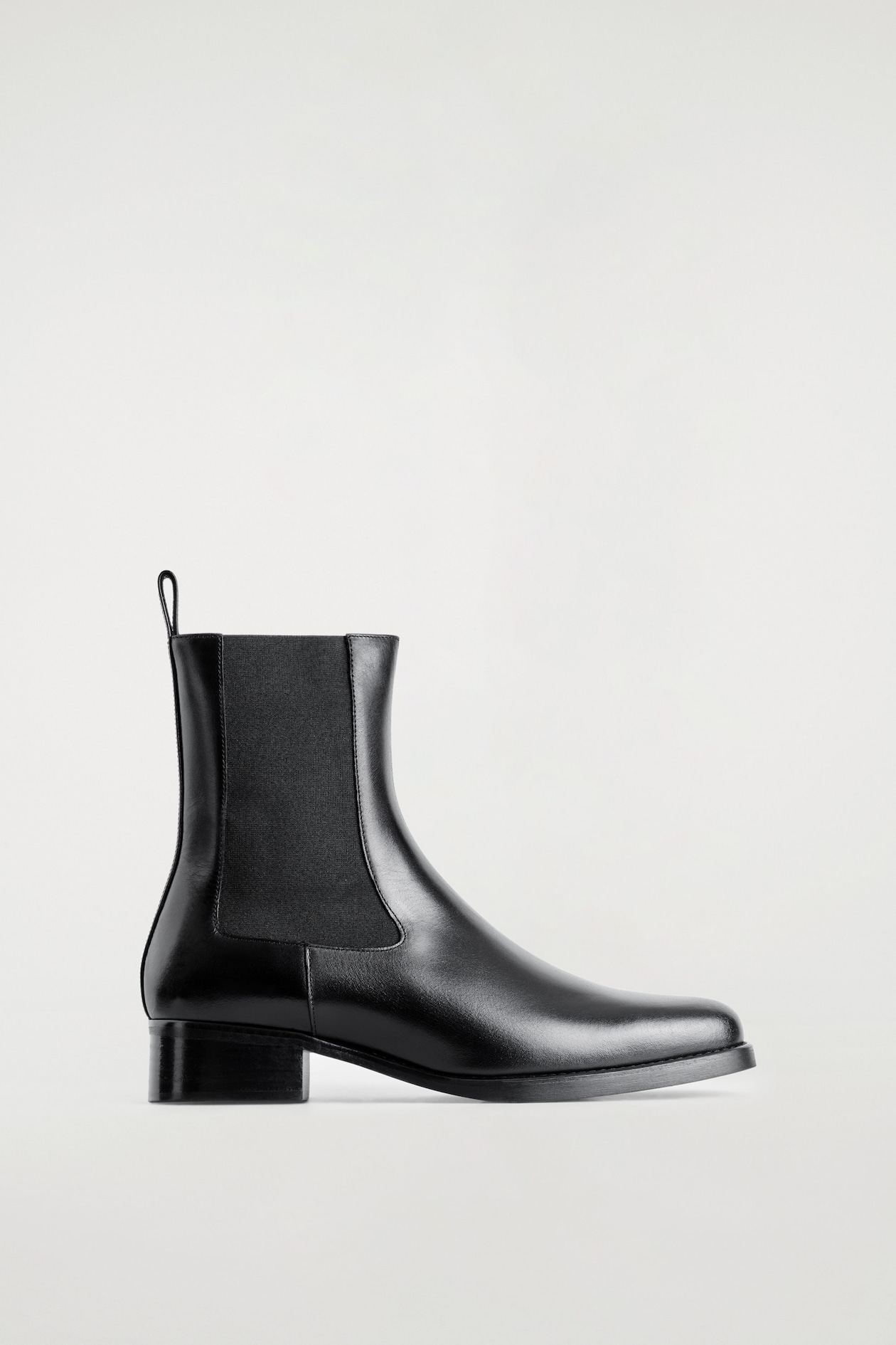 LEATHER CHELSEA BOOTS — BLACK