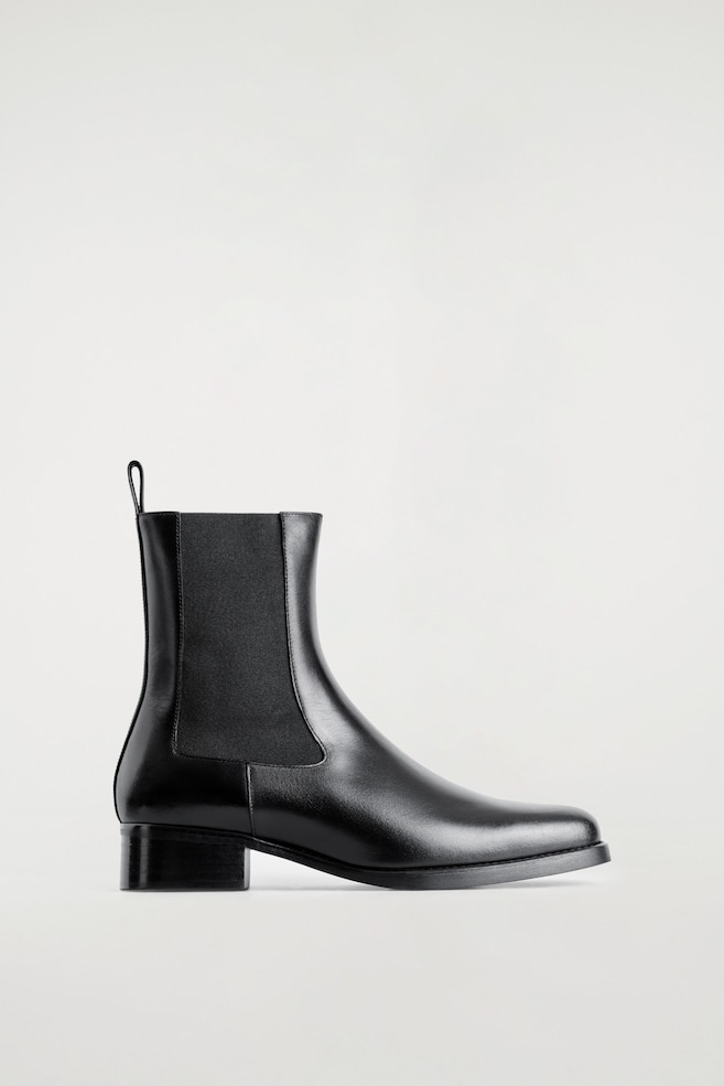 LEATHER CHELSEA BOOTS — BLACK