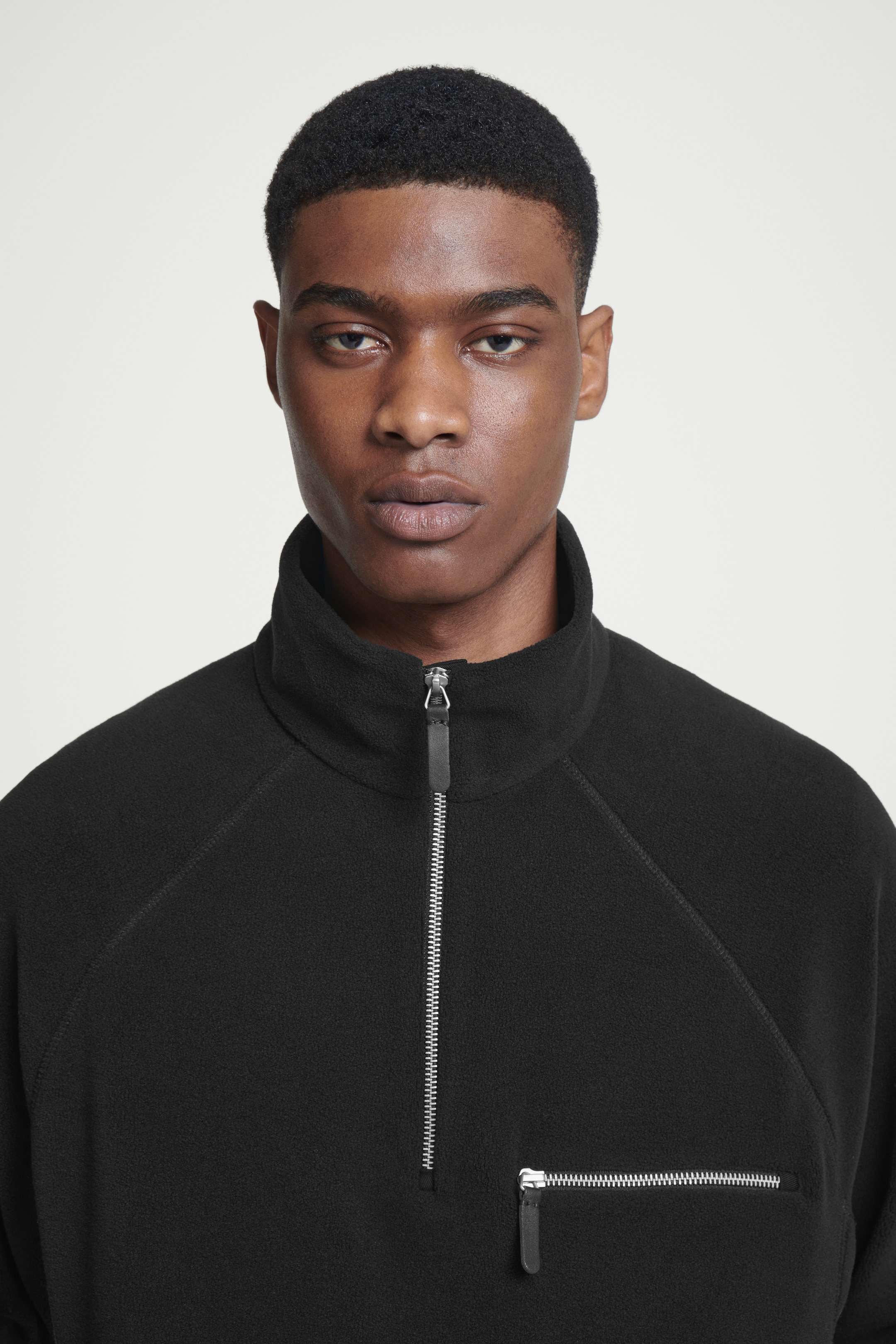 Grösseres Bild ansehen: FLEECEPULLOVER MIT KURZEM REISSVERSCHLUSS - SCHWARZ - HERREN | H&M CH 4