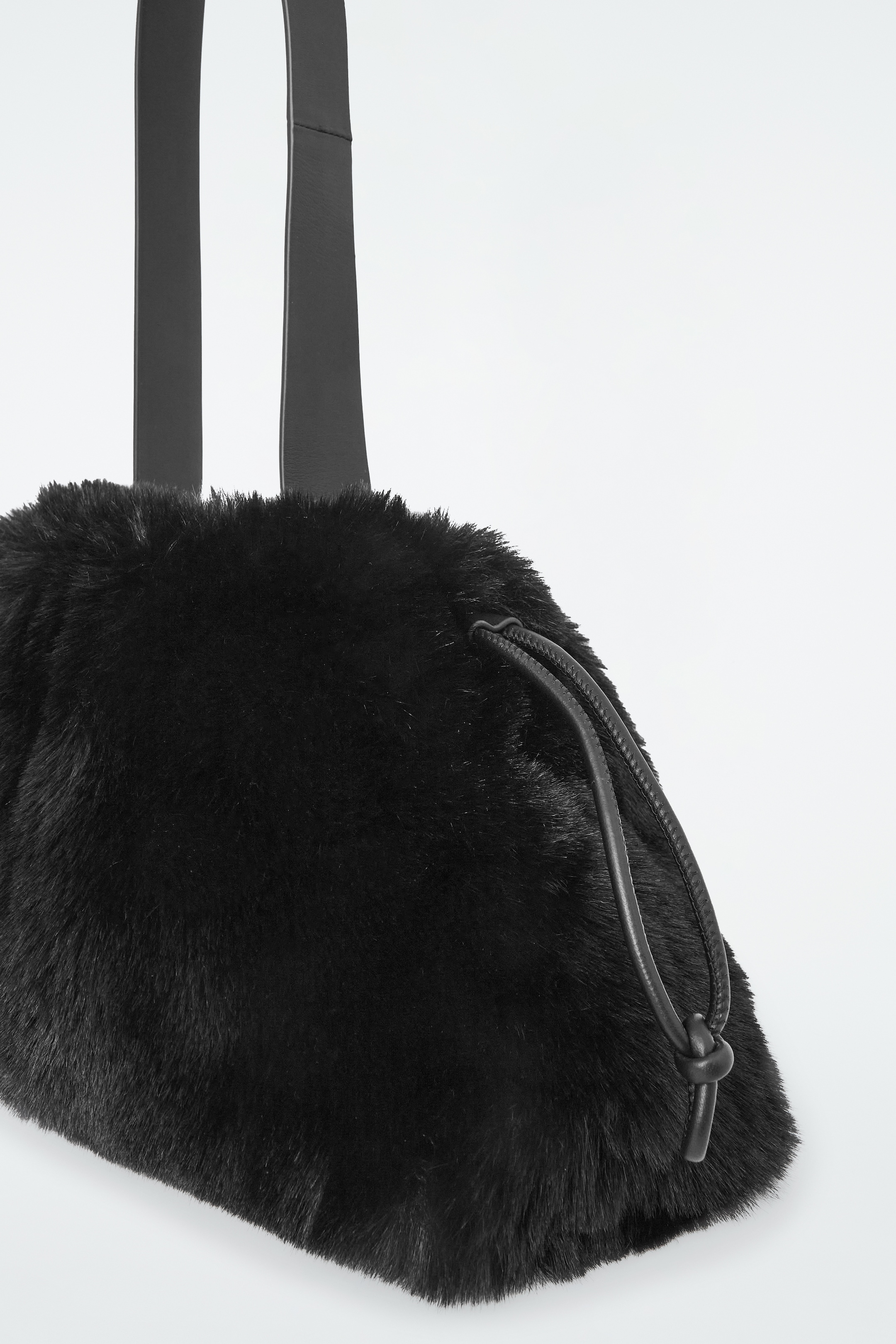 Grösseres Bild ansehen: CAVATELLI CLUTCH - FAUX FUR - SCHWARZ - DAMEN | H&M CH 6