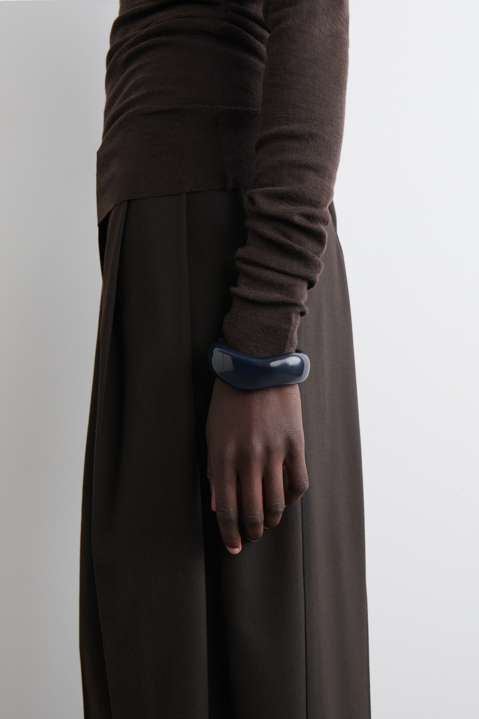 CHUNKY CURVED BANGLE - DARK BLUE/BUTTERMILK/GREY