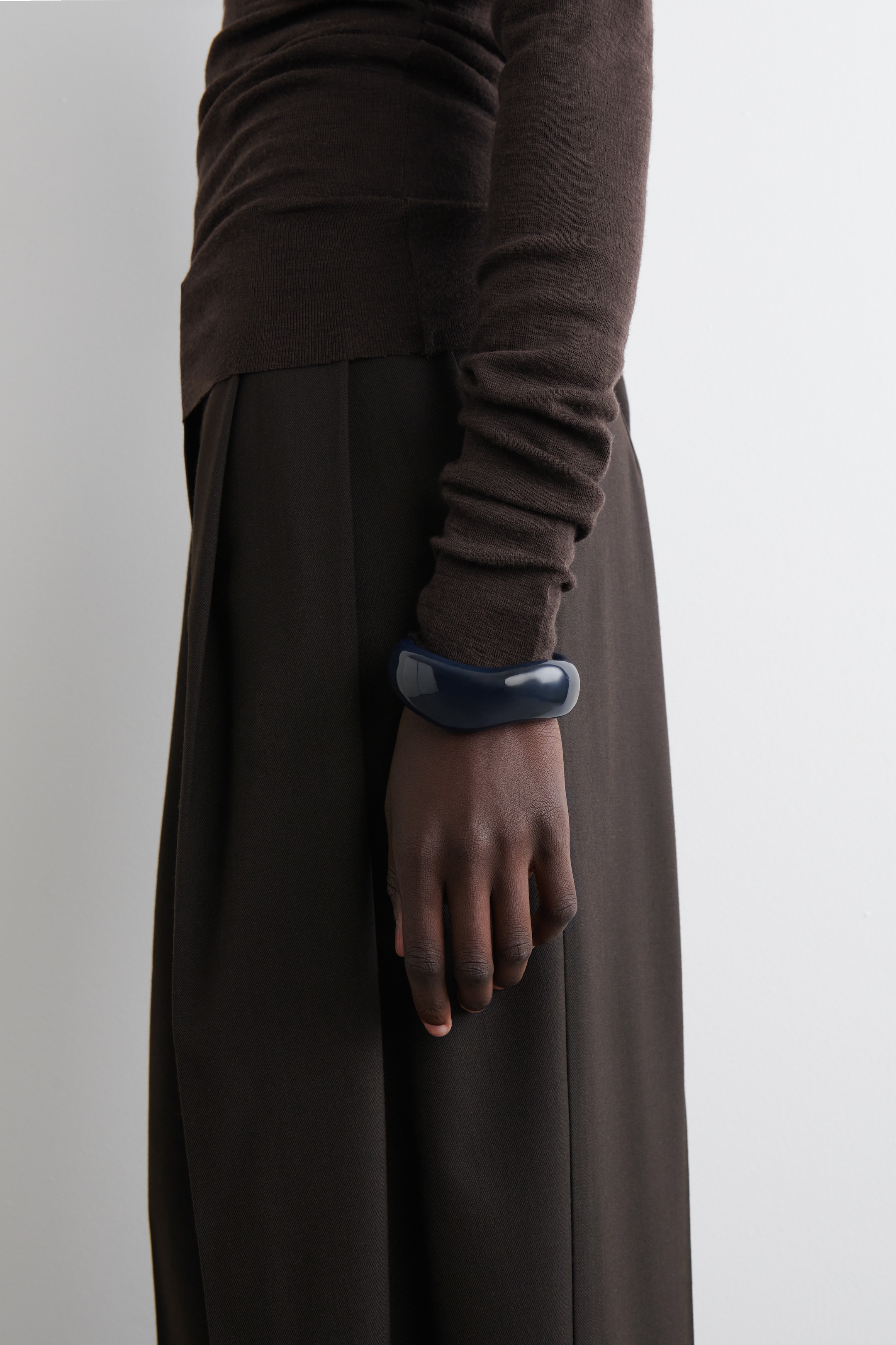 Grösseres Bild ansehen: MARKANTE, ABGERUNDETE ARMSPANGE - Dunkelblau - DAMEN | H&M CH 1