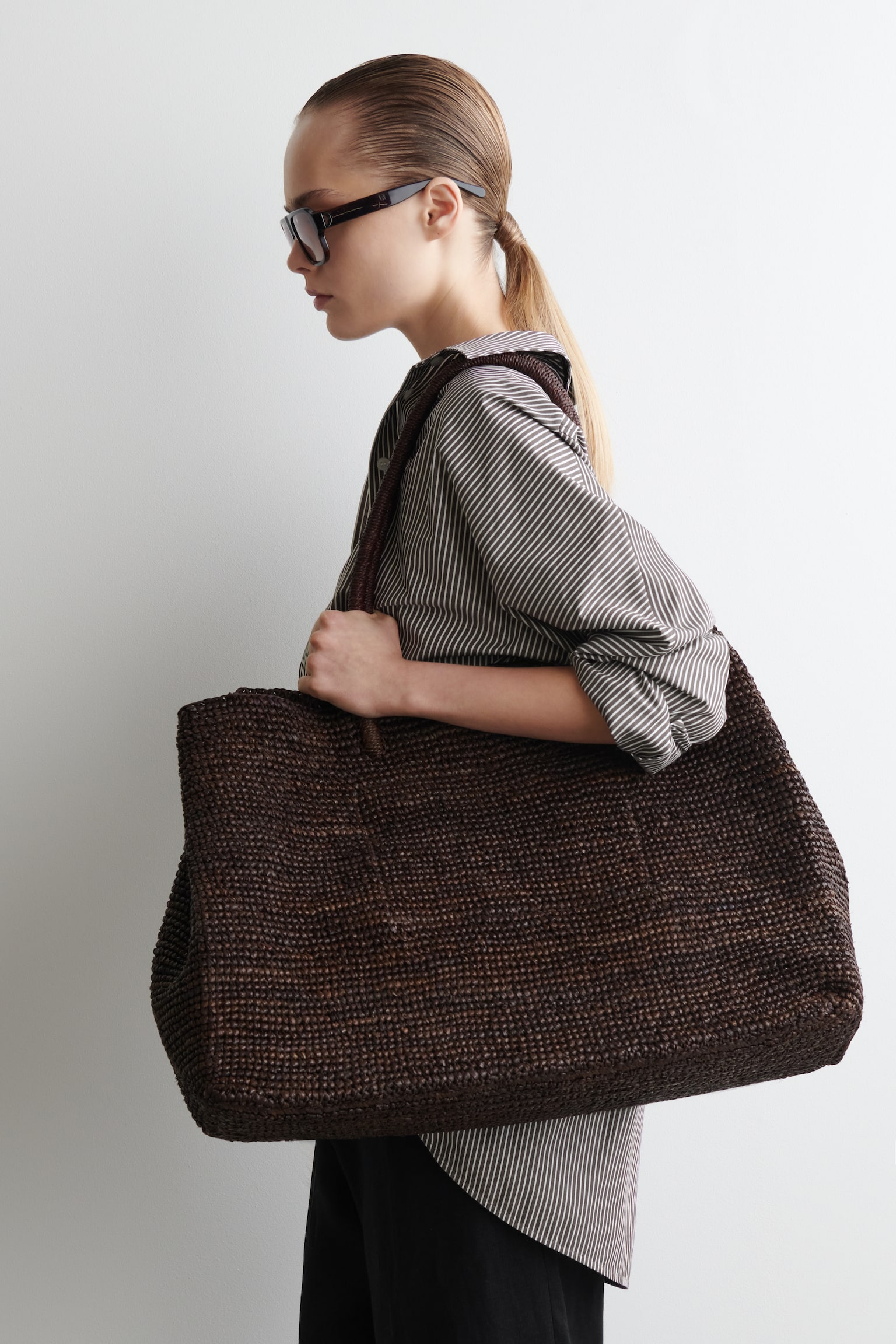 OVERSIZED HAND-WOVEN TOTE BAG - RAFFIA - DARK BROWN - 1