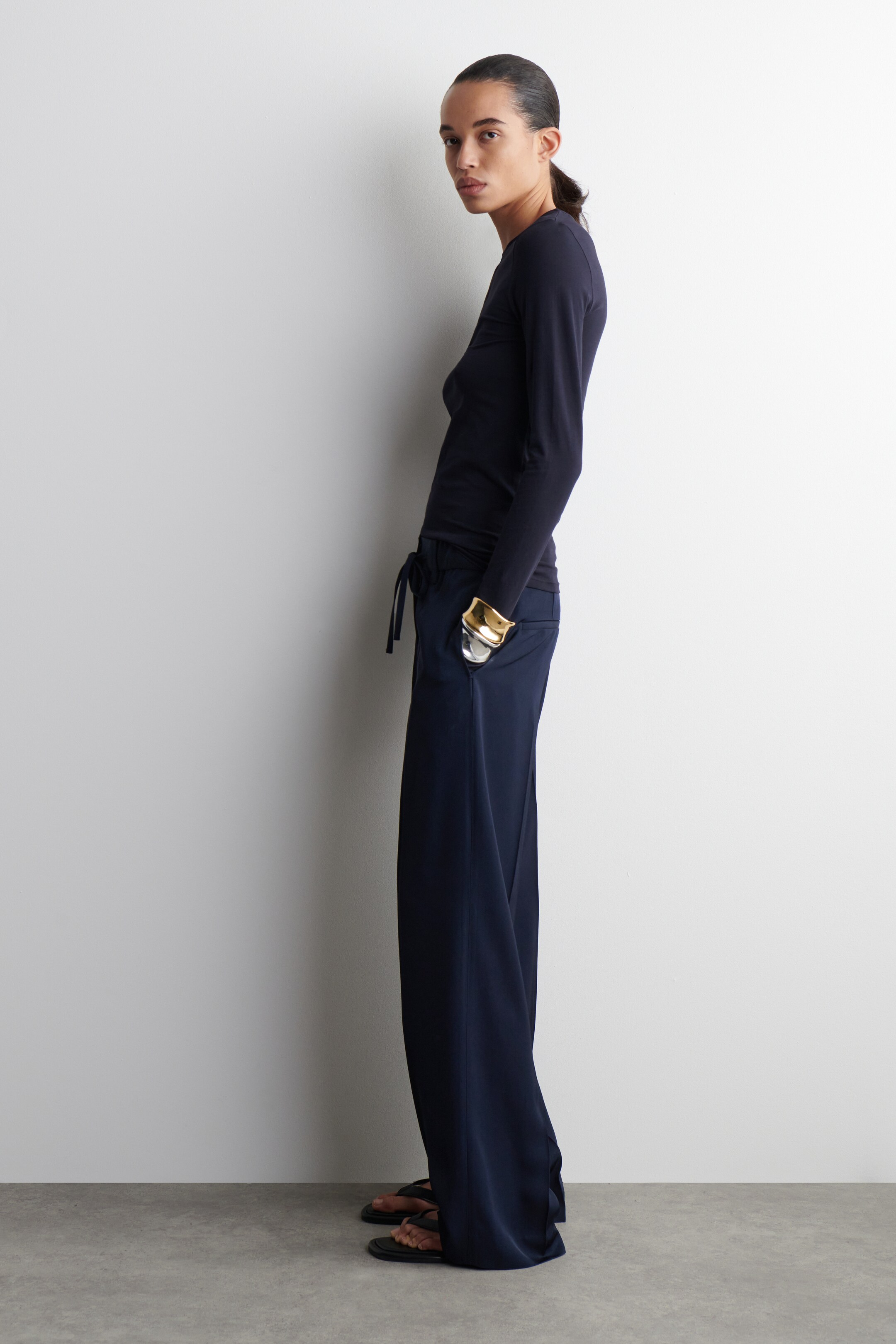 View larger image: SLIM LIGHTWEIGHT LONG-SLEEVED TOP - NAVY - Ladies | H&M GB 3