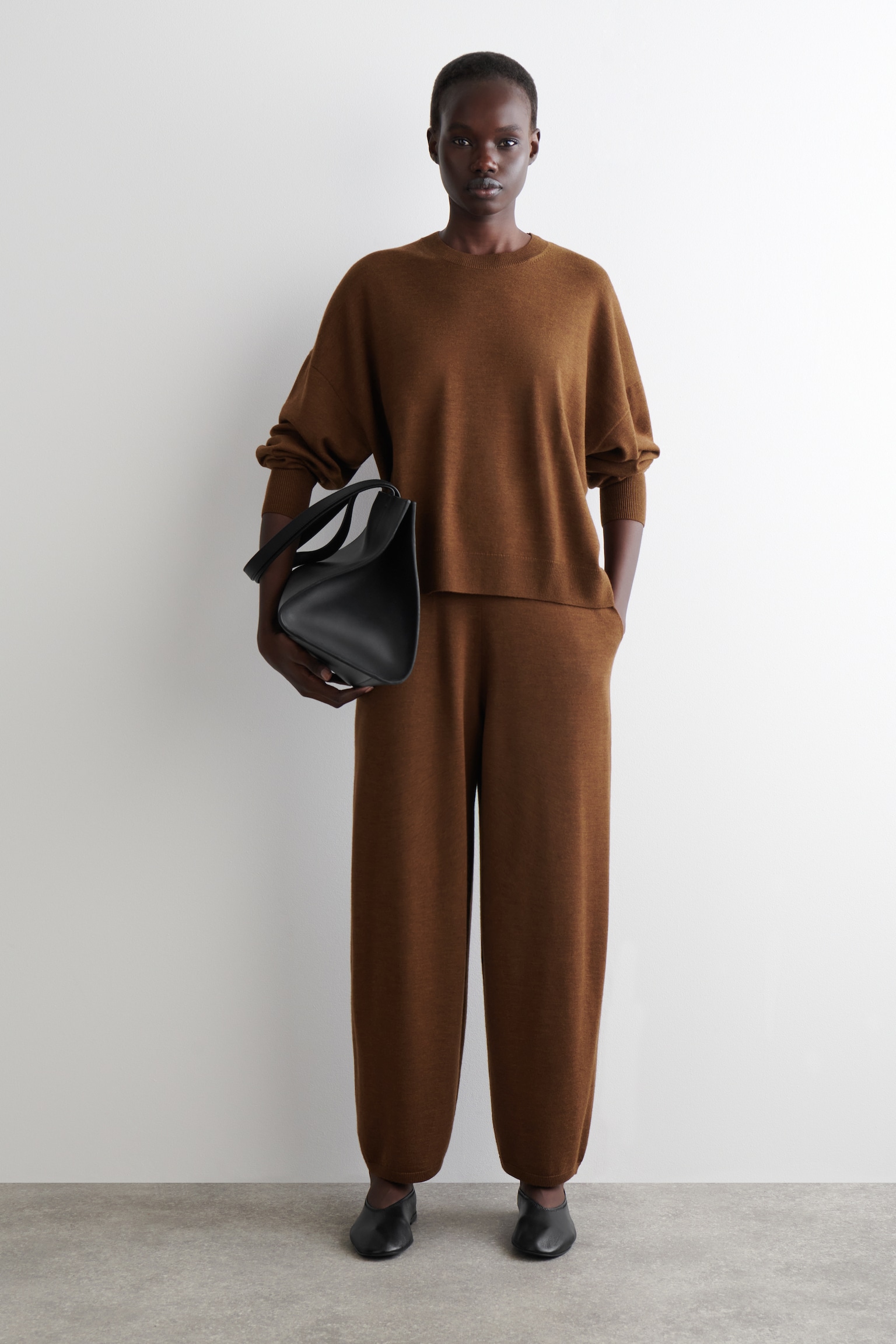 PANTALONES DE LANA MERINO BARREL FIT - MARRÓN JASPEADO/NEGRO