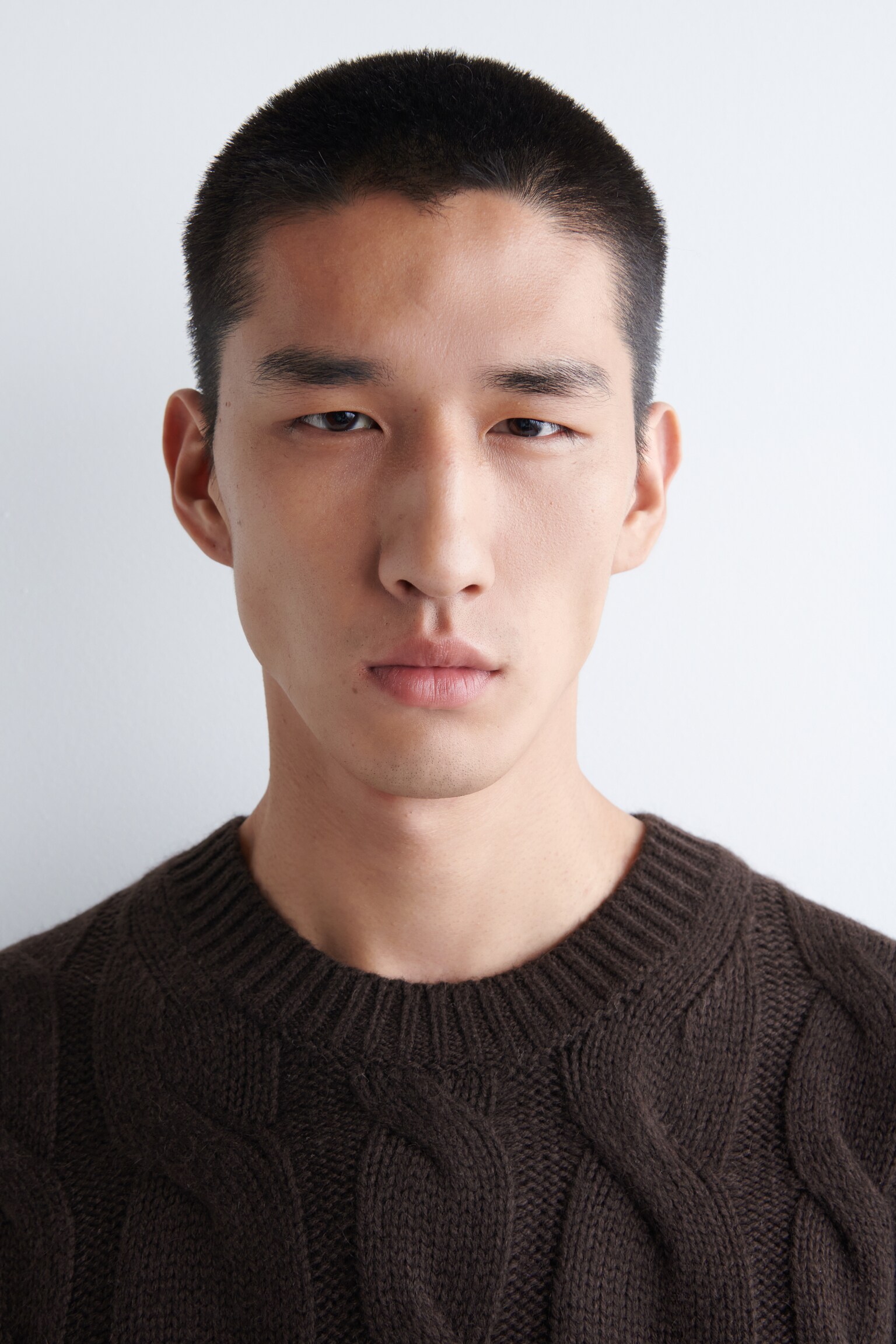 CABLE-KNIT WOOL CREW-NECK JUMPER - TMAVOHNEDÁ - 4