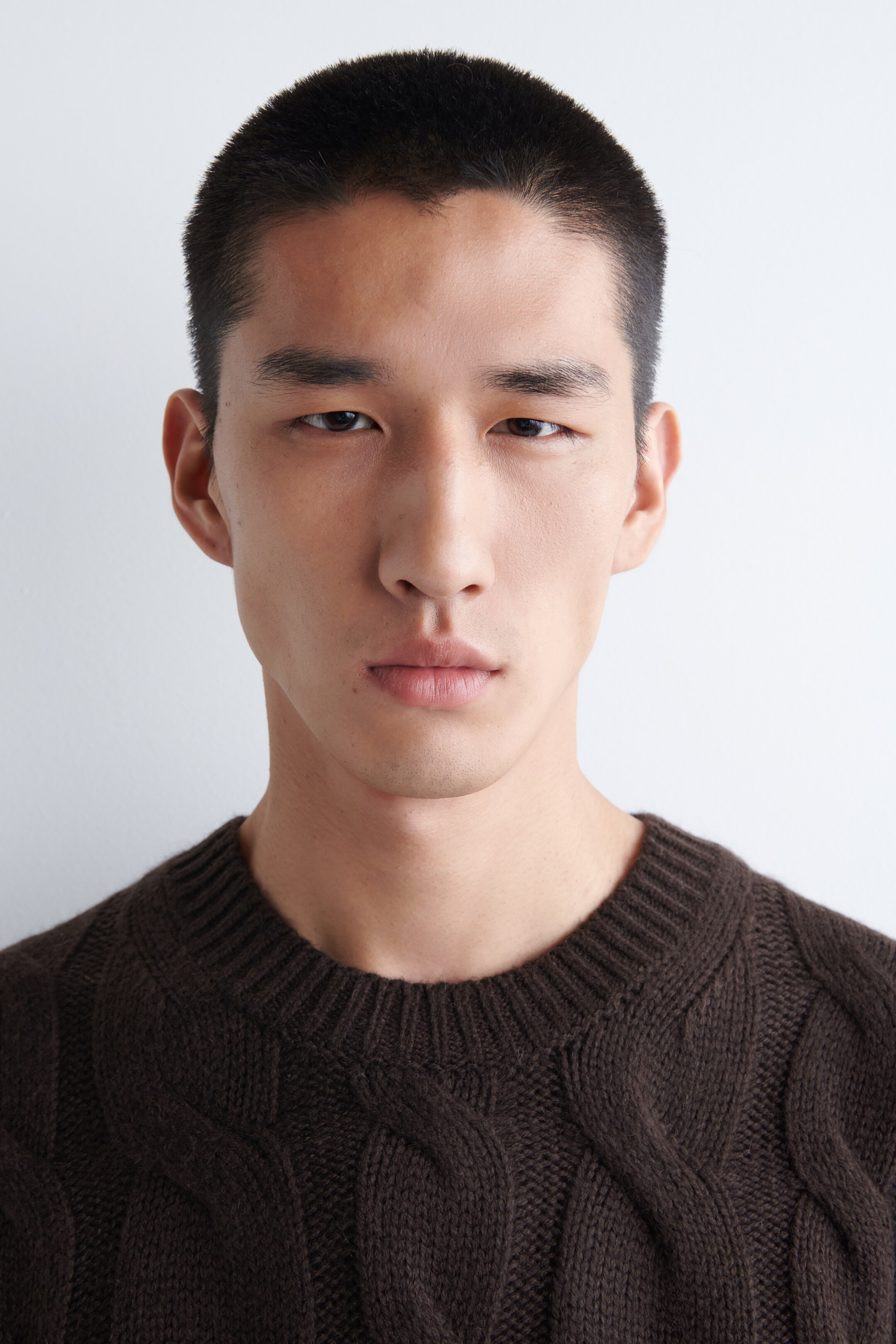 Преглед на по-голямо изображение: CABLE-KNIT WOOL CREW-NECK JUMPER - ТЪМНО КАФЯВО - МЪЖЕ | H&M BG 5