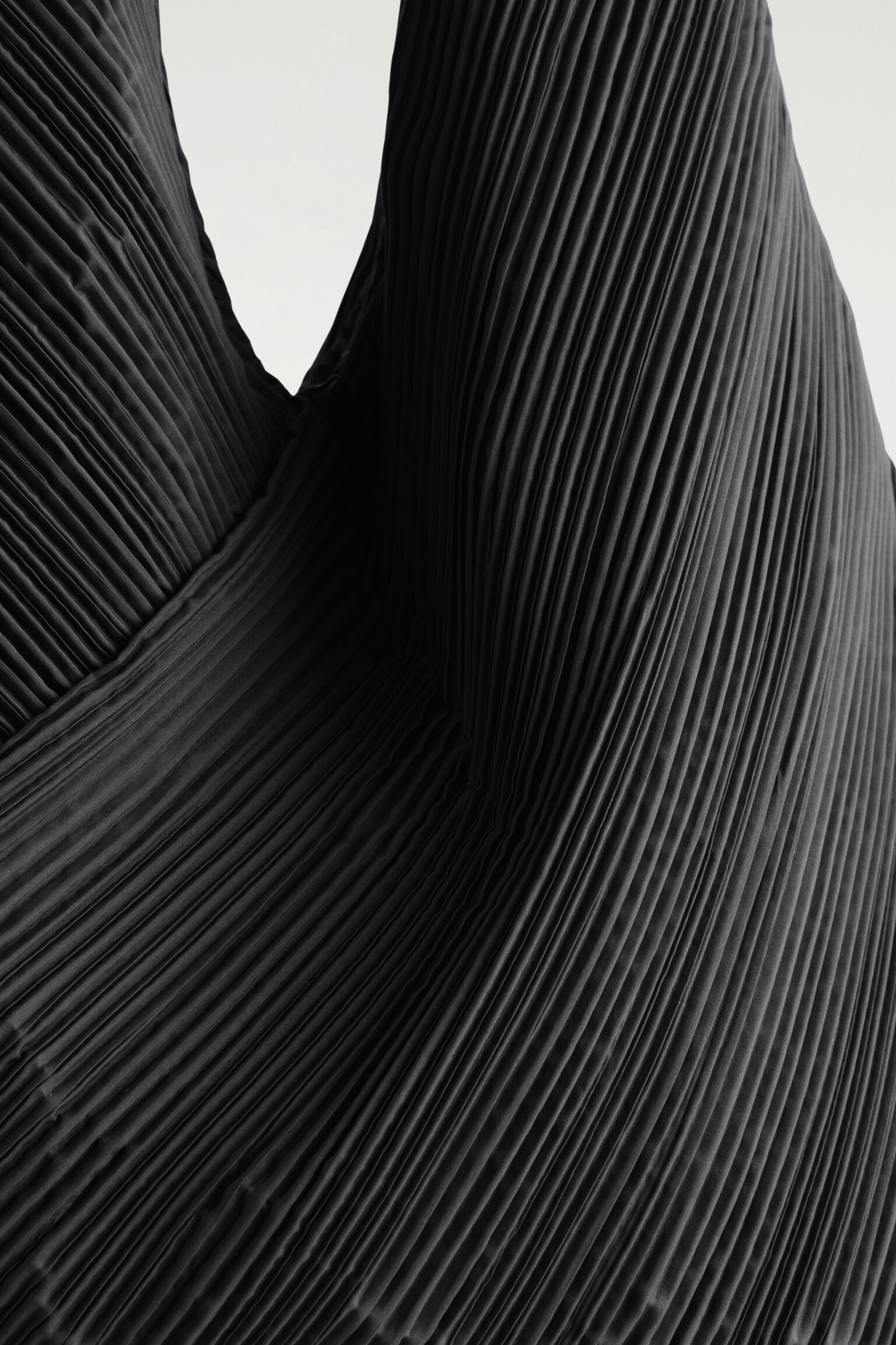 BORSA A SPALLA SCULTUREA IN TESSUTO PLISSÉ - NERO - 3