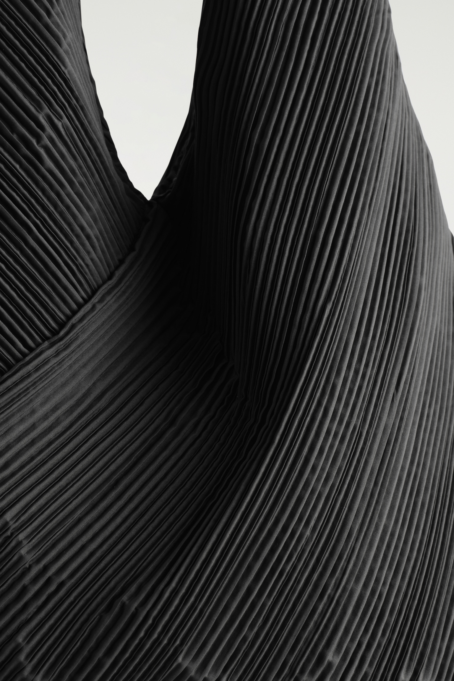 SCULPTURAL SHOULDER BAG – PLISSÉ - BLACK - 3