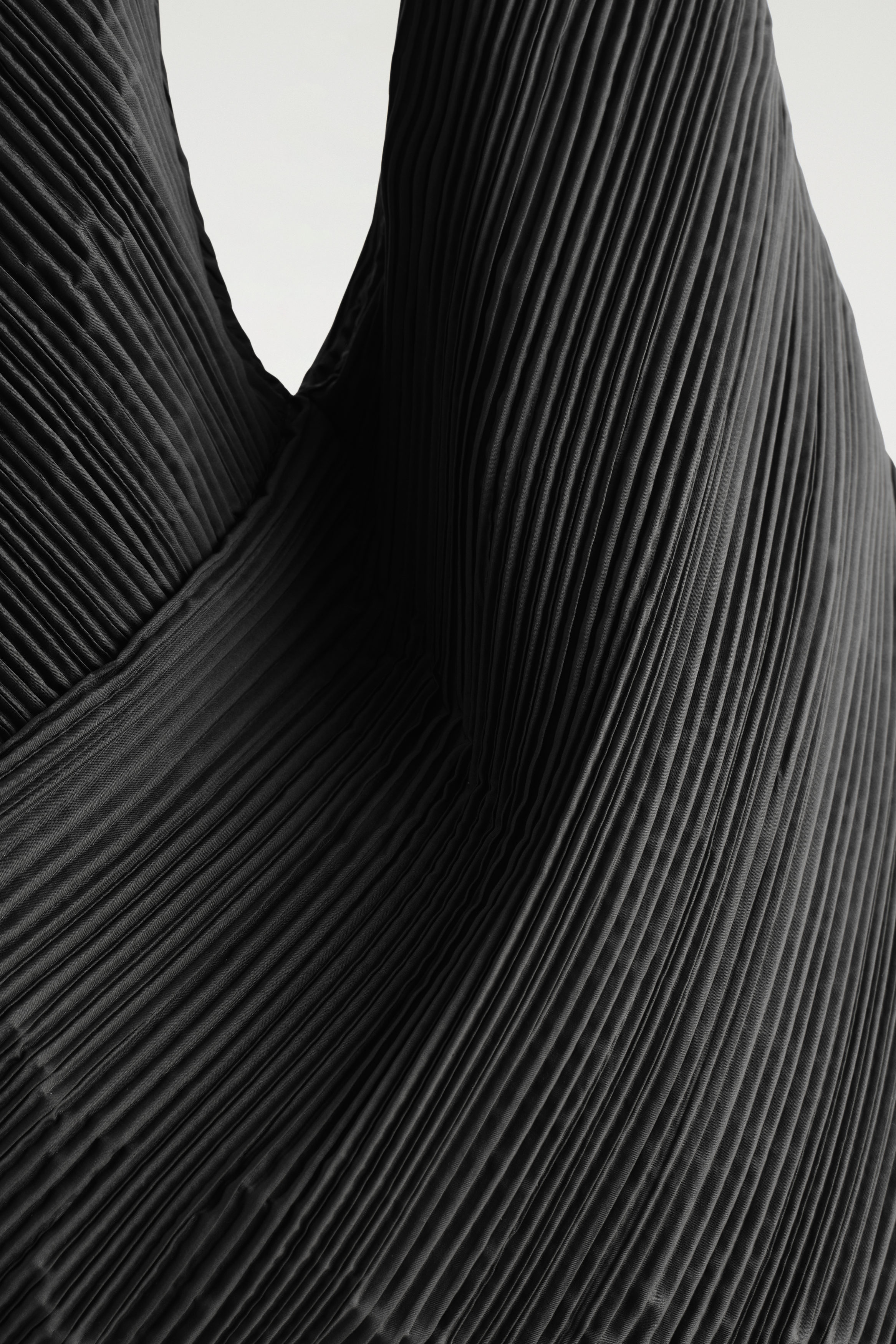 バッグ COS SCULPTURAL SHOULDER BAG PLISSE SCULPTURAL SHOULDER BAG – PLEATED - BLACK | COS US