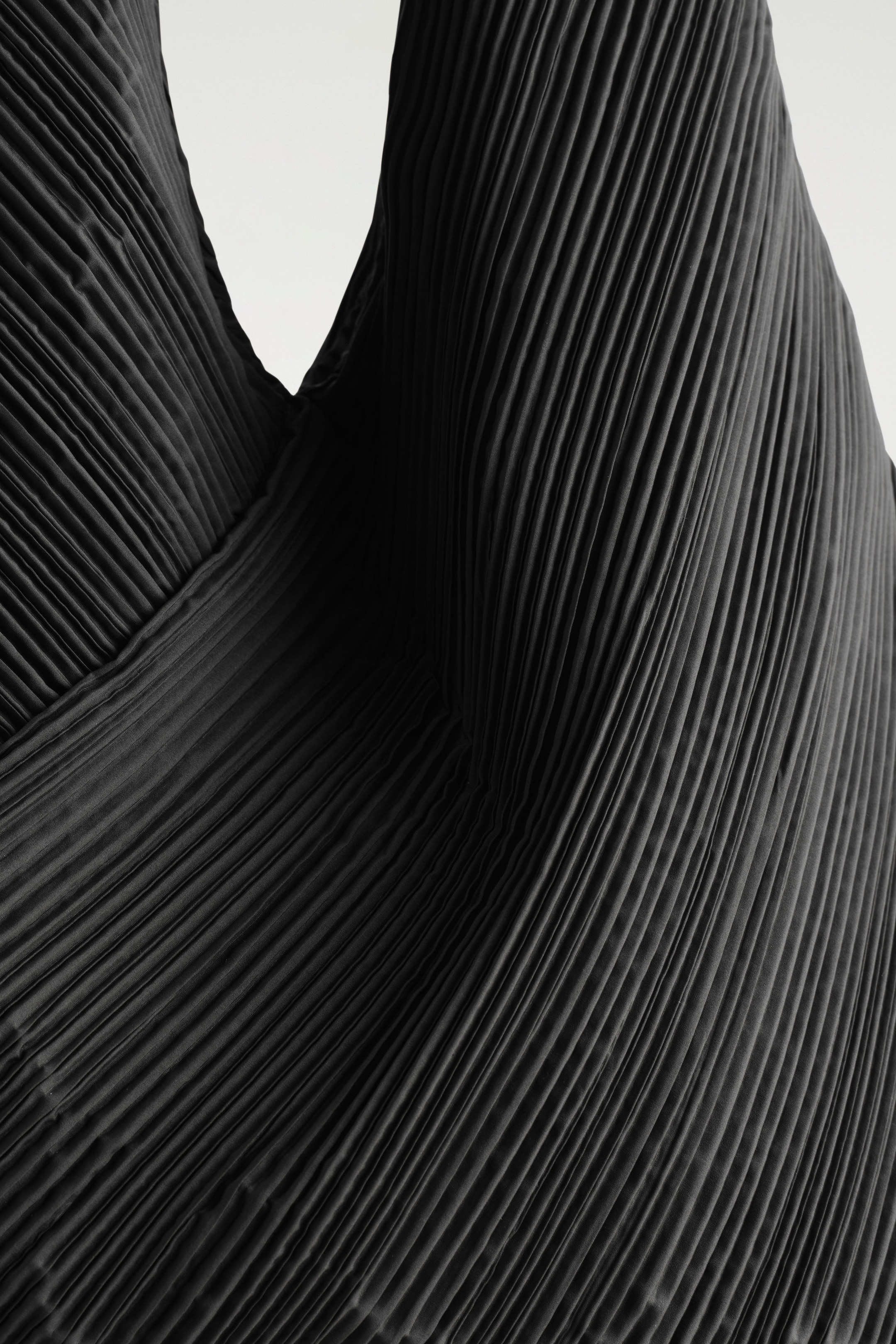 SCULPTURAL SHOULDER BAG – PLEATED