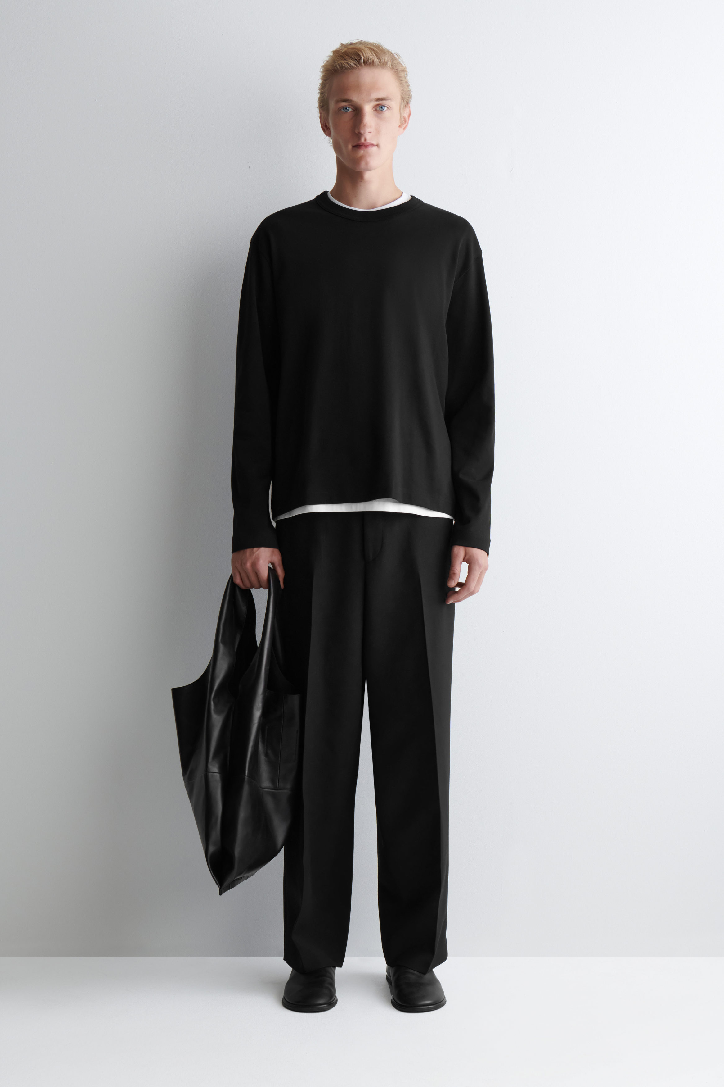 T-SHIRT Z DŁUGIM RĘKAWEM Z DZIANINY DWUŁOŻYSKOWEJ - CZARNY | COS