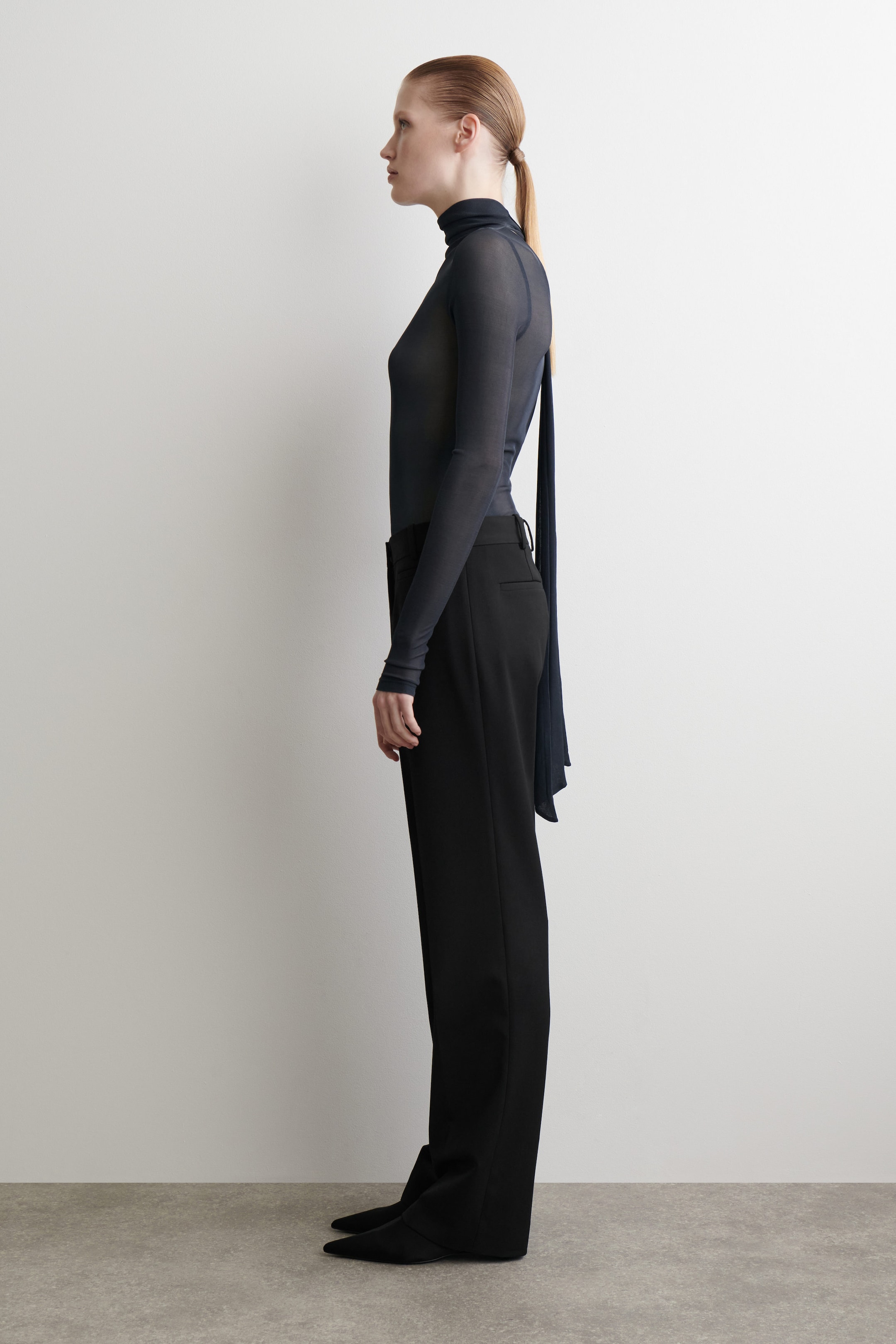 TOP IN SETA CON DETTAGLIO SCIARPA