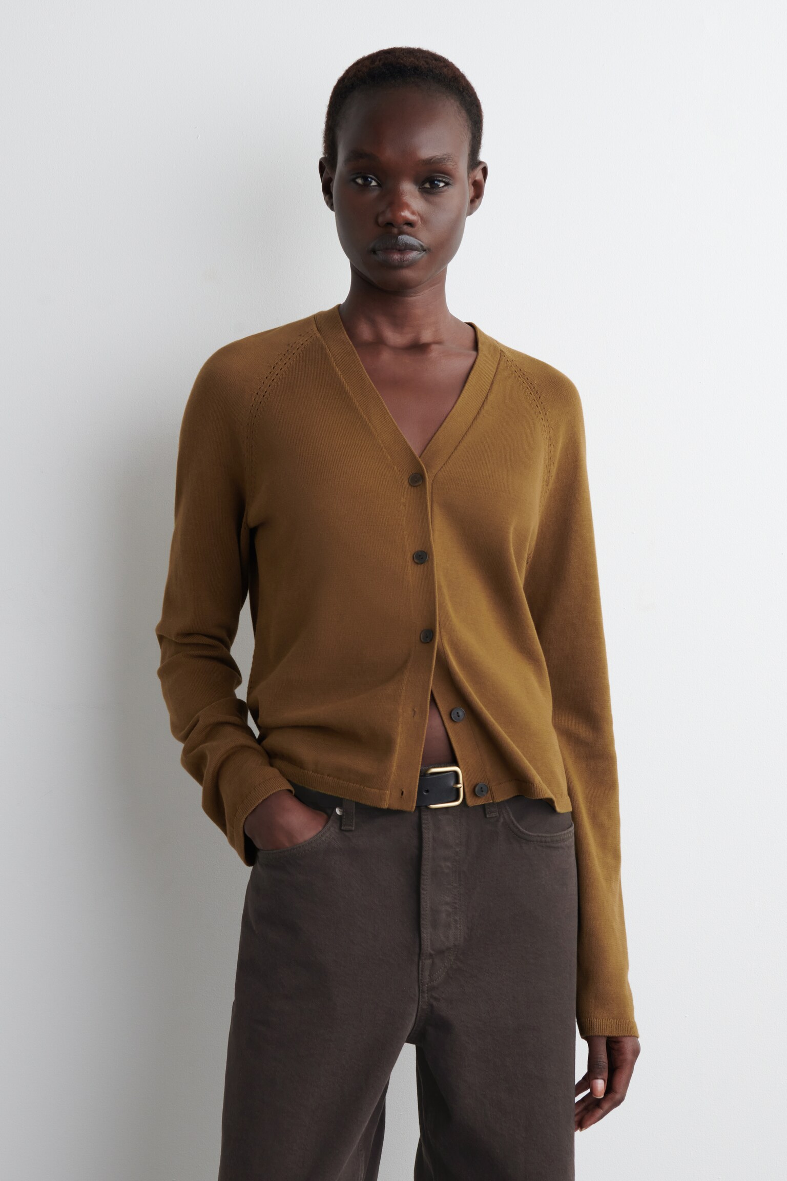 KNITTED COTTON V-NECK CARDIGAN - BROWN/RED