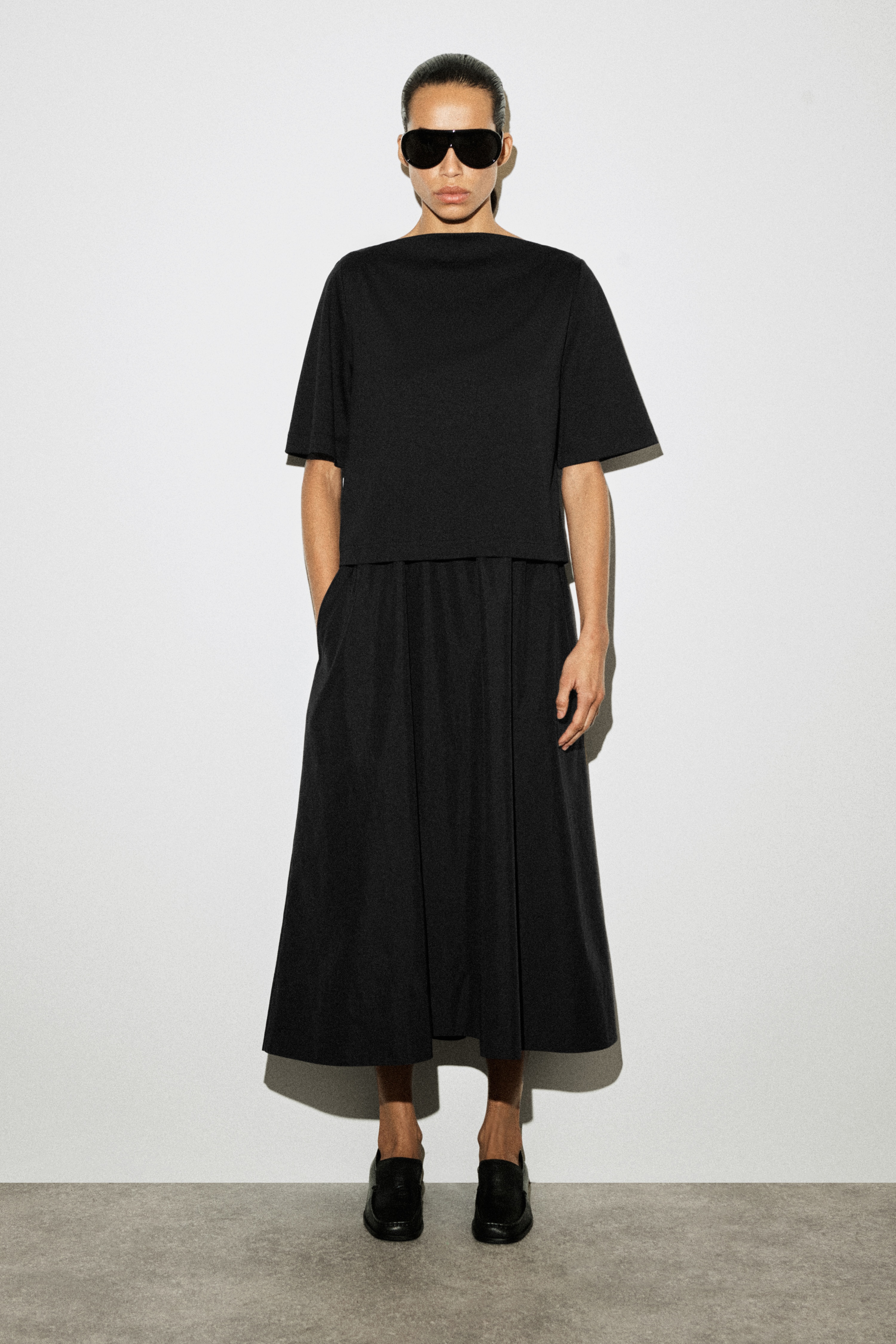 ROCHIE MIDI CU PANOURI CONTRASTANTE ȘI DECOLTEU BĂRCUȚĂ - NEGRU
