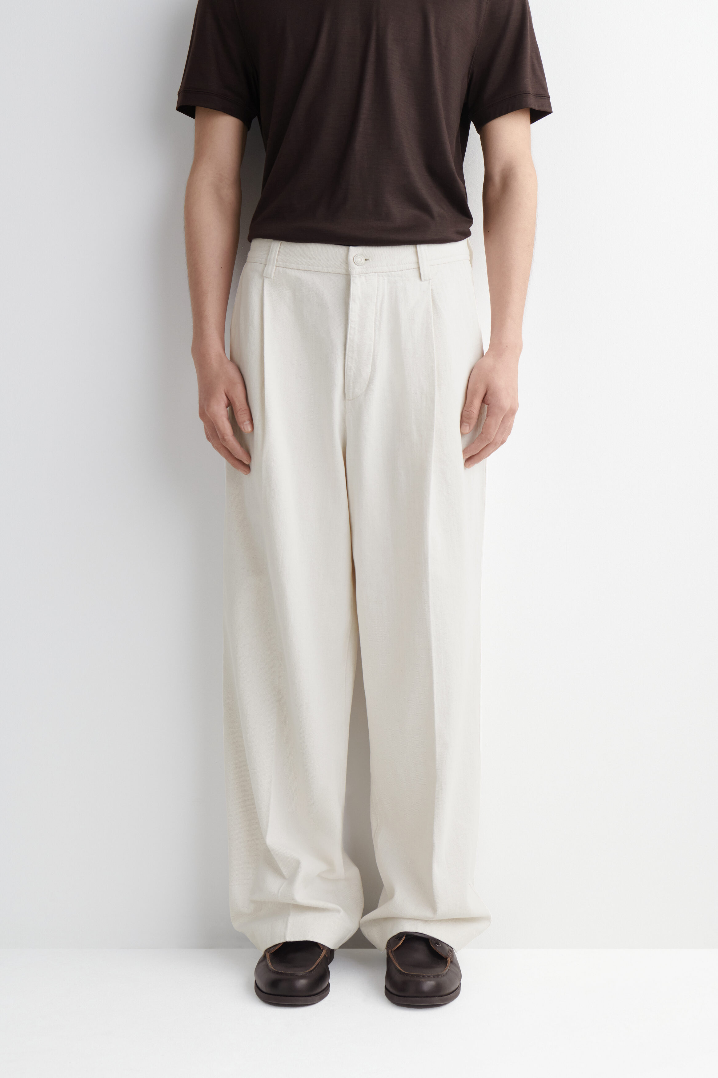 PLEATED RELAXED-FIT WIDE-LEG DENIM PANTS - thumbnail 2