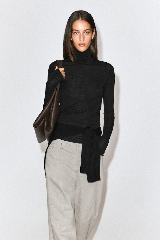 MERINO WOOL TURTLENECK TOP — BLACK